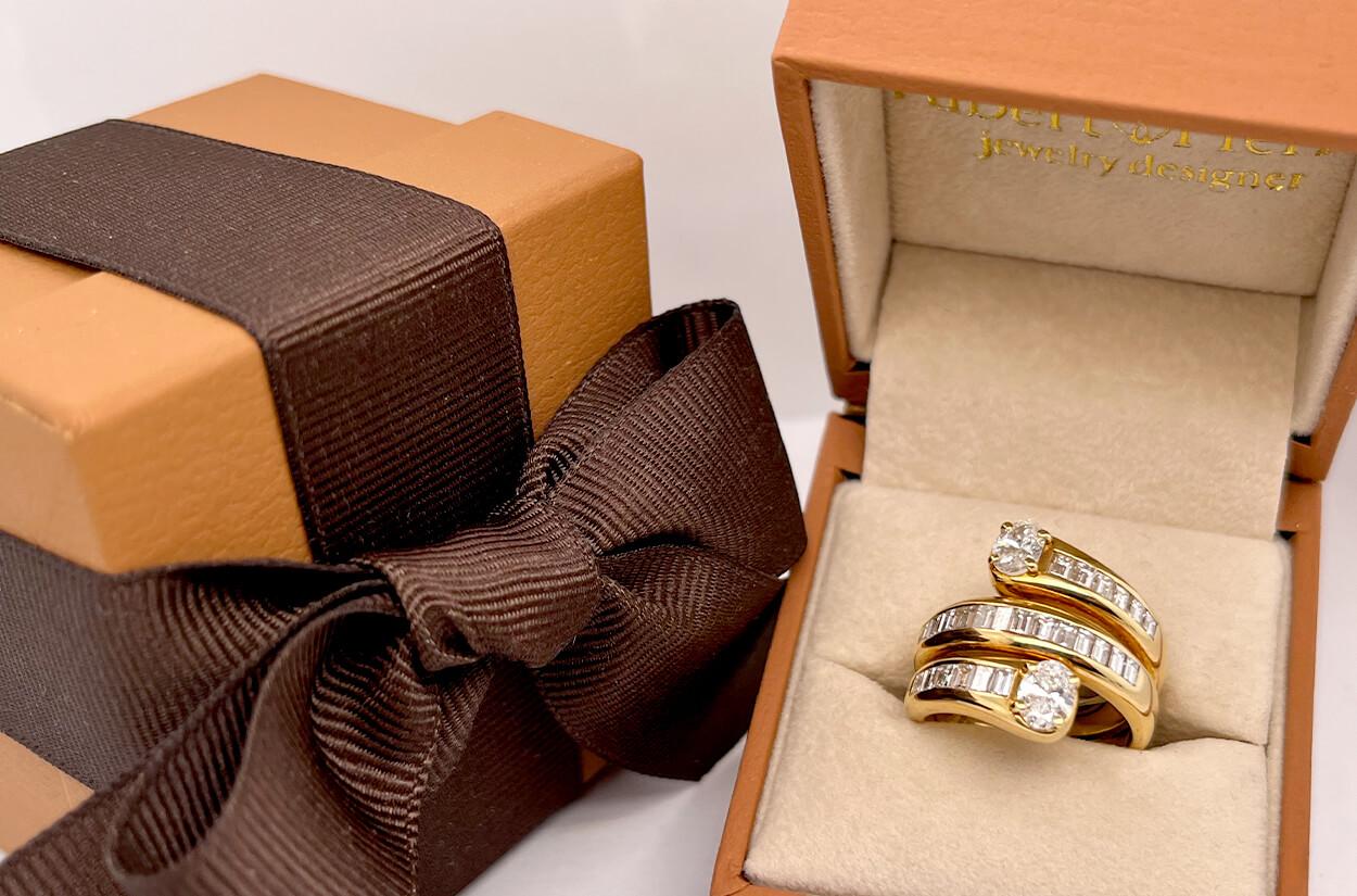 Contemporain Bague en or jaune avec baguettes et diamants ovales 2,52 carats en vente