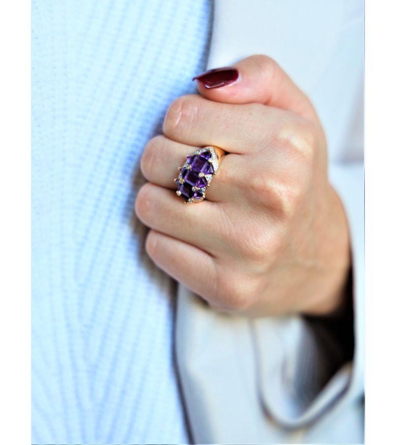 Ring amethyst yellow gold 750 thousandths (18 carats). composed of 3 square amethysts of approximately 0.45 per stone. 6 lateral triangles of approximately 0.10 ct per stone. and 2 triangles at the ends of 0.15 ct per stone. 24 diamonds of 0.01 ct