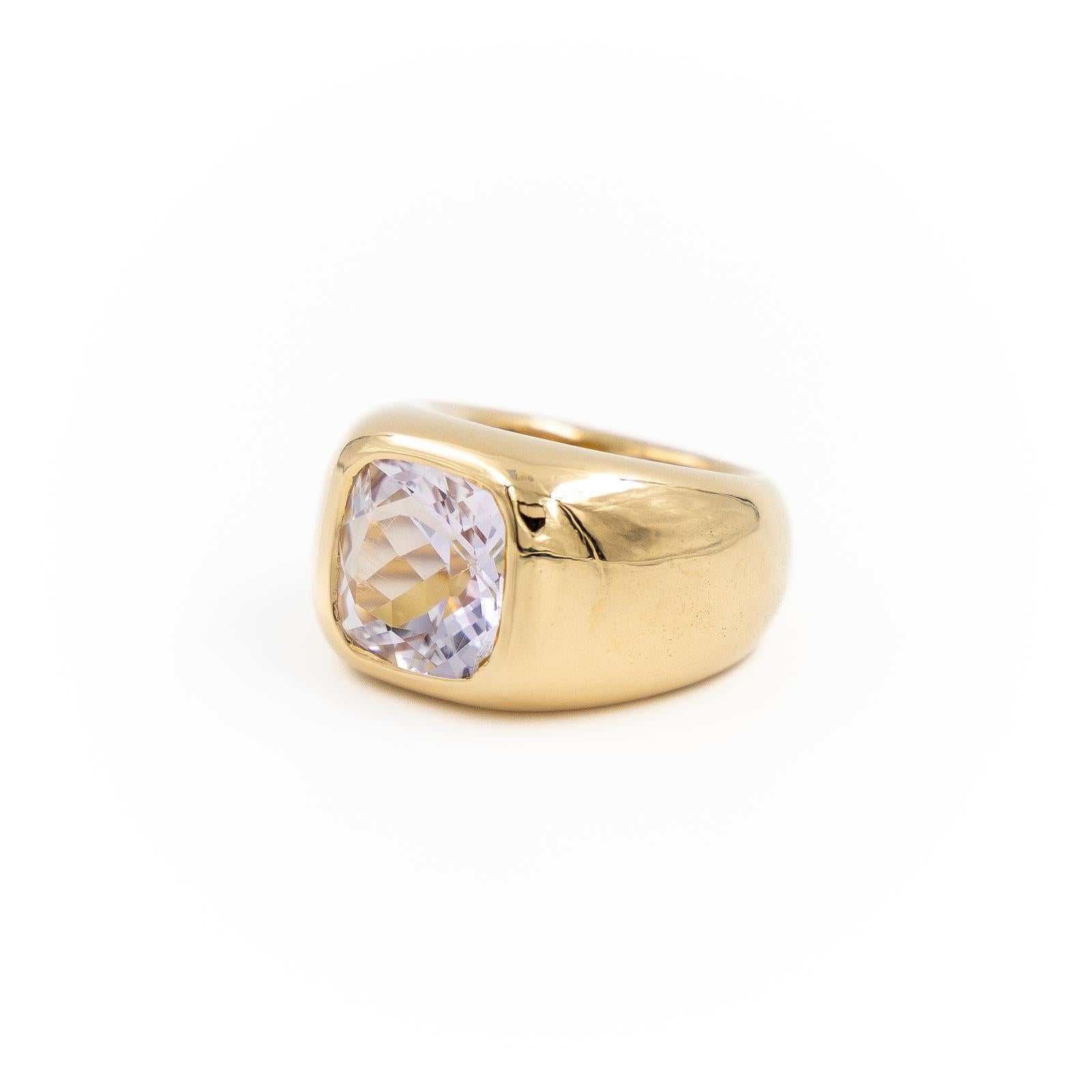 Ring in yellow gold 750 thousandths (18 carats). set with a cushion-cut amethyst. about 6.10 cts. width on the top: 1.60 cm. finger size: 54. total weight: 28.31 g. eagle head hallmark. excellent condition