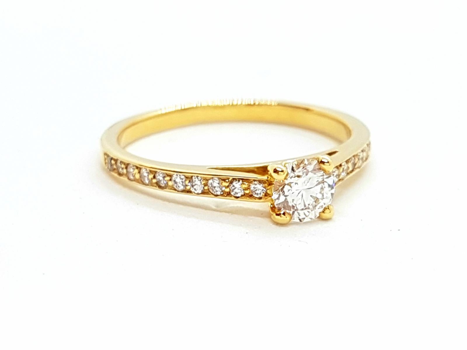 Solitary yellow gold 750 mils (18 carats). set with brilliant cut diamonds G- VS1 to 0.50 carat total certified central diamond whose GIA 0.30 ct size glossy G-VS1 and supported 20 round brilliant cut diamonds 0.20 ct total ring size: 53. width on
