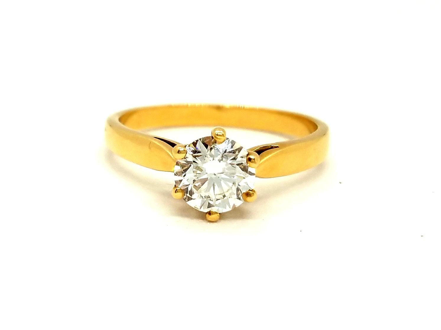 Solitär Gelbgold 750 mils (18 Karat). mit einem zertifizierten Diamanten IGI 1 Karat Brillantschliff F / SI2. Größe: 57. Breite auf der Vorderseite: 0,76 cm. Crimp Krallen 6. Gesamtgewicht: 3 . 68 g. gestanzt. ausgezeichneter Zustand
