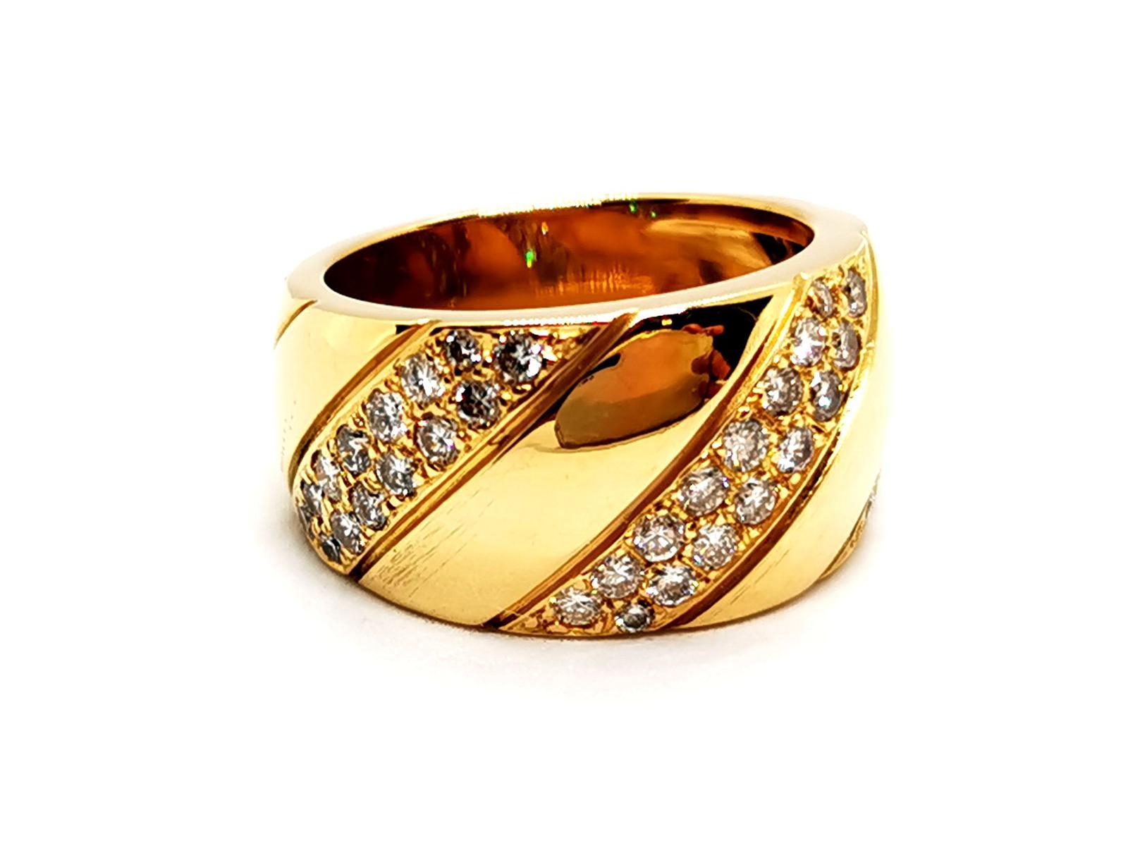 Diamant-Ring. Gold gelb 750 mils (18 Karat). mit 44 Diamanten auf Linien 6 Brillantschliff. ca. 0,02 ct pro Stück. Gesamtgewicht über Diamanten: 0,88 ct. Ringgröße: 53. Breite auf der Vorderseite: 1,1 cm. Gesamtgewicht: 12,85 g. Eulenpunze.