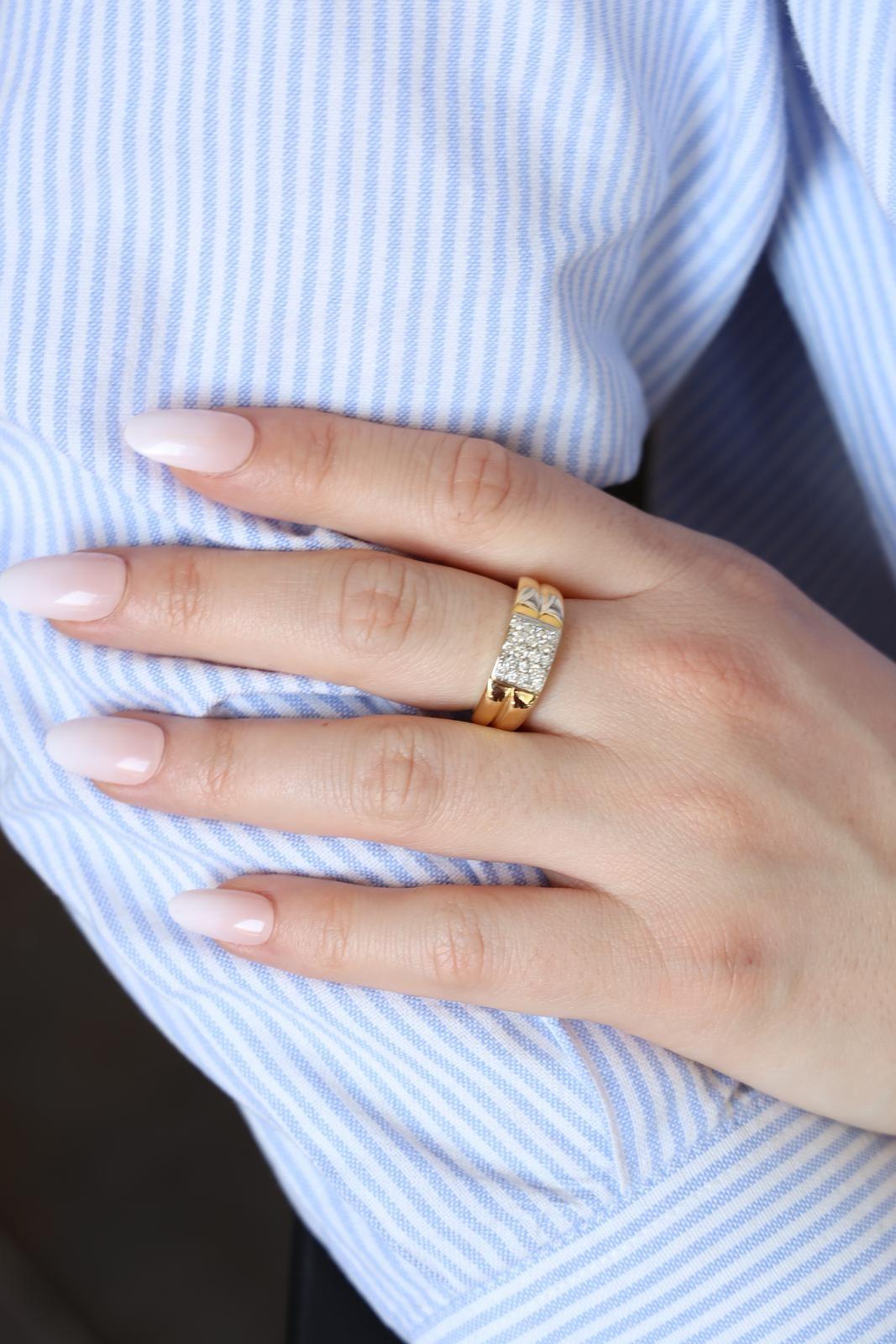 Vintage Ring aus Gelb- und Weißgold 750 Tausendstel (18 Karat). besetzt mit 18 Diamanten im Brillantschliff. ca. 0,02 ct pro Stück. Gesamtgewicht Diamanten: ca. 0,36 ct. Breite an der Spitze: 0,73 cm. fingergröße: 54. gesamtgewicht: 5,59 g.