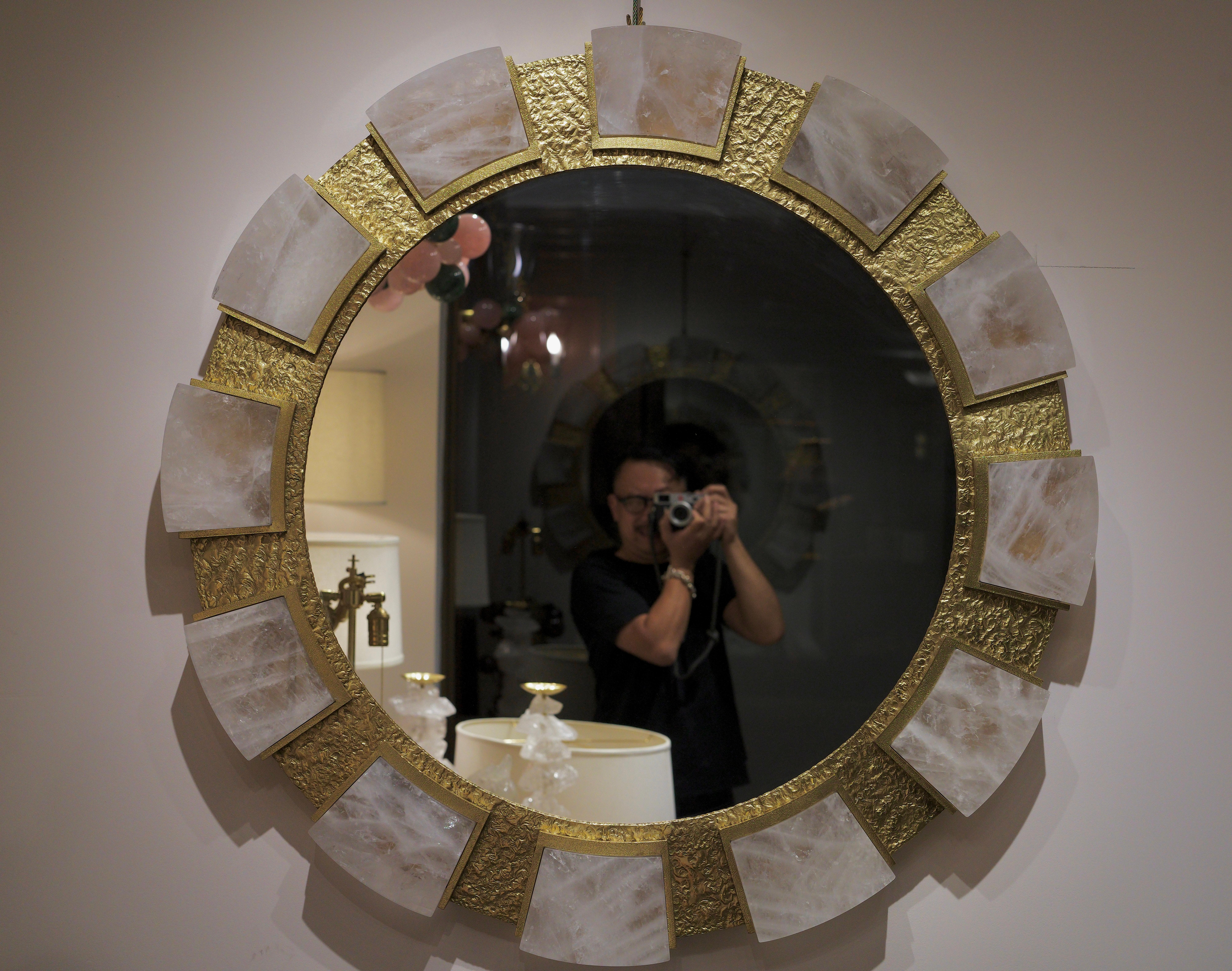 Cristallo di rocca con cornice con dettagli in ottone martellato. Creato da Phoenix Gallery

Dimensioni e finiture metalliche personalizzate su richiesta 
