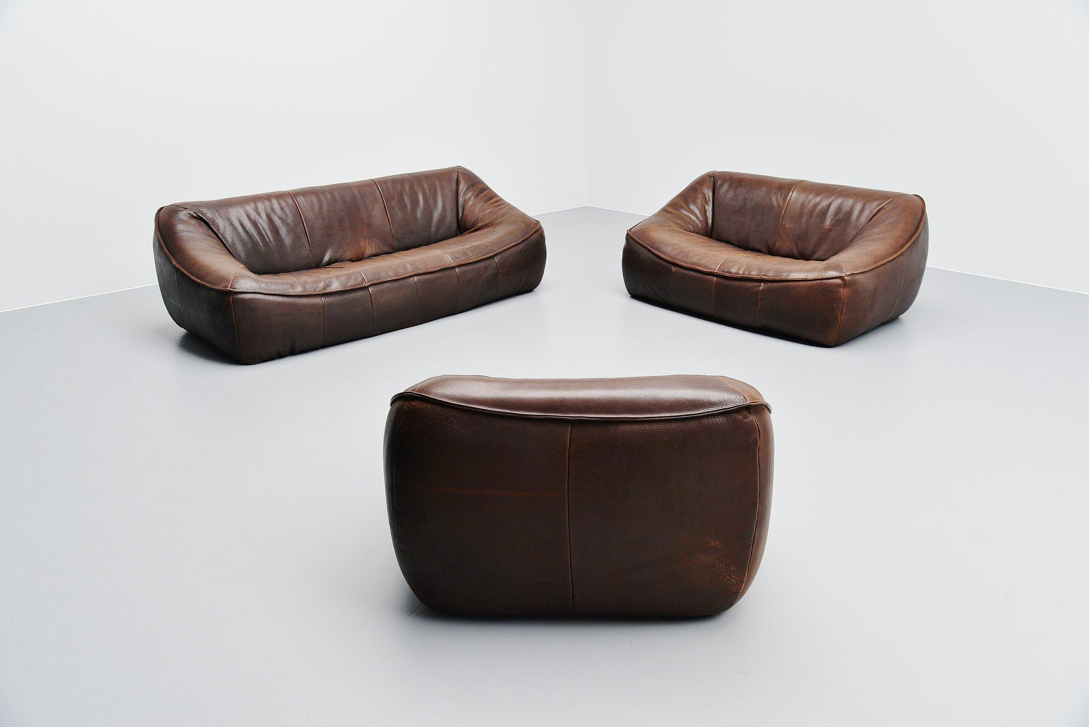 Fantastic 'Ringo' sofa set designed by Gerard Van Den Berg and manufactured by Montis, Holland 1970. This amazing shaped sofa set was made of a metal structure, foam padded and covered with buffalo leather. The very nice dark brown leather has an