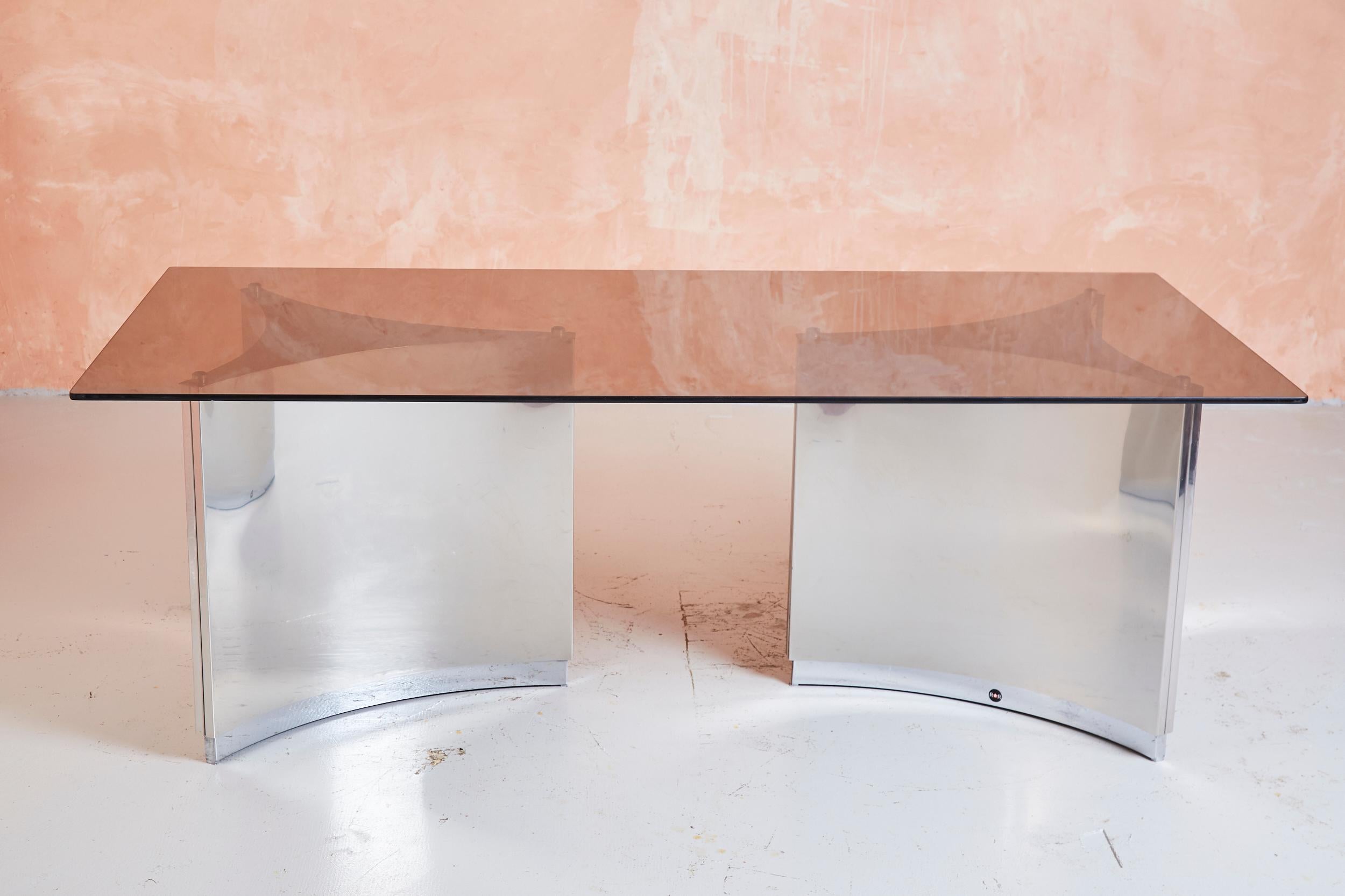 Une occasion unique d'acquérir une table à manger originale de RoR International. Conçu par Ringo Starr et Robin Cruikshank.

Deux bases en acier nickelé chromé poli formées en traingles incurvées négativement, avec un grand plateau rectangulaire