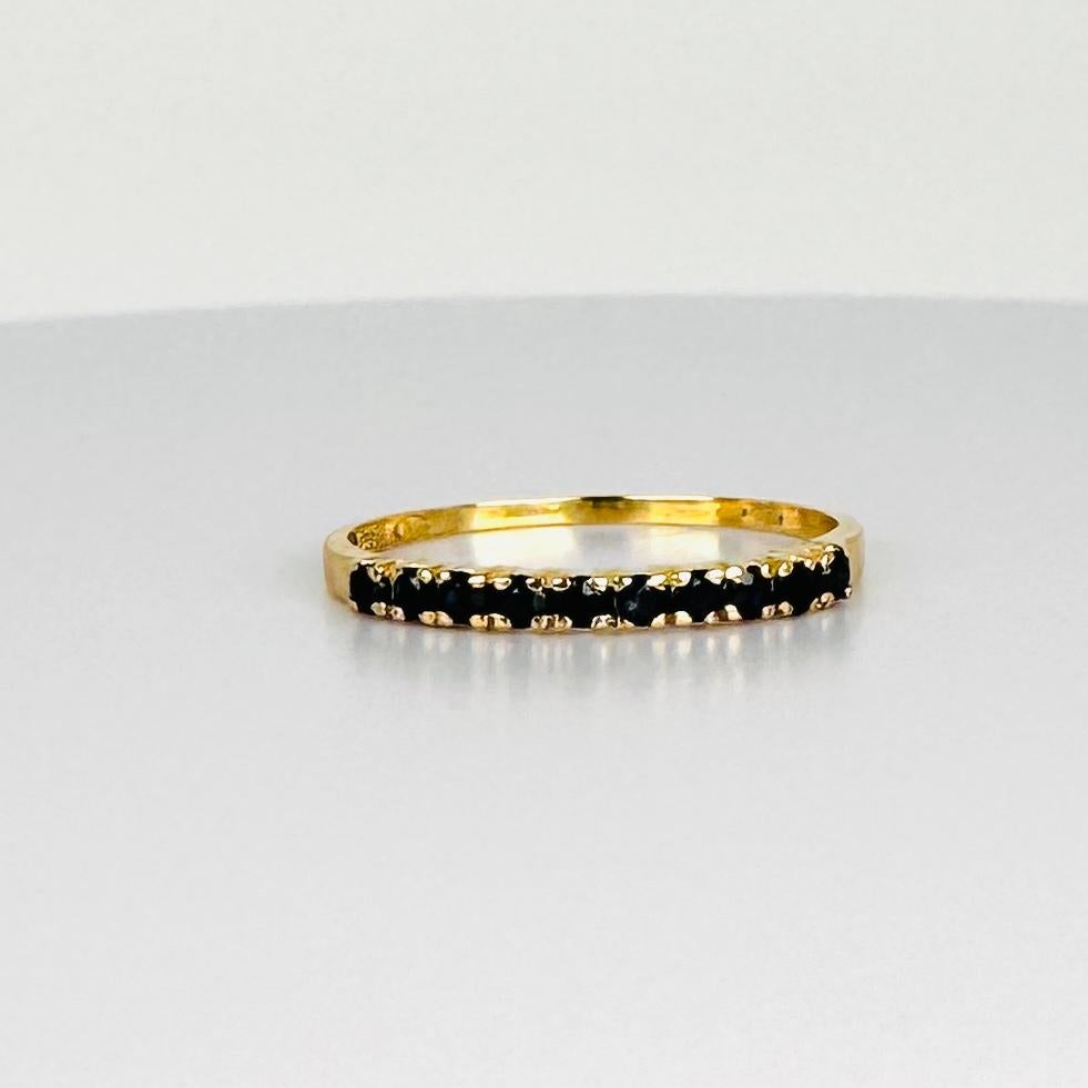 Rings 18k yellow gold round faceted emeralds, sapphires, rubies of 0.30 carat In Good Condition For Sale In Heemstede, NL