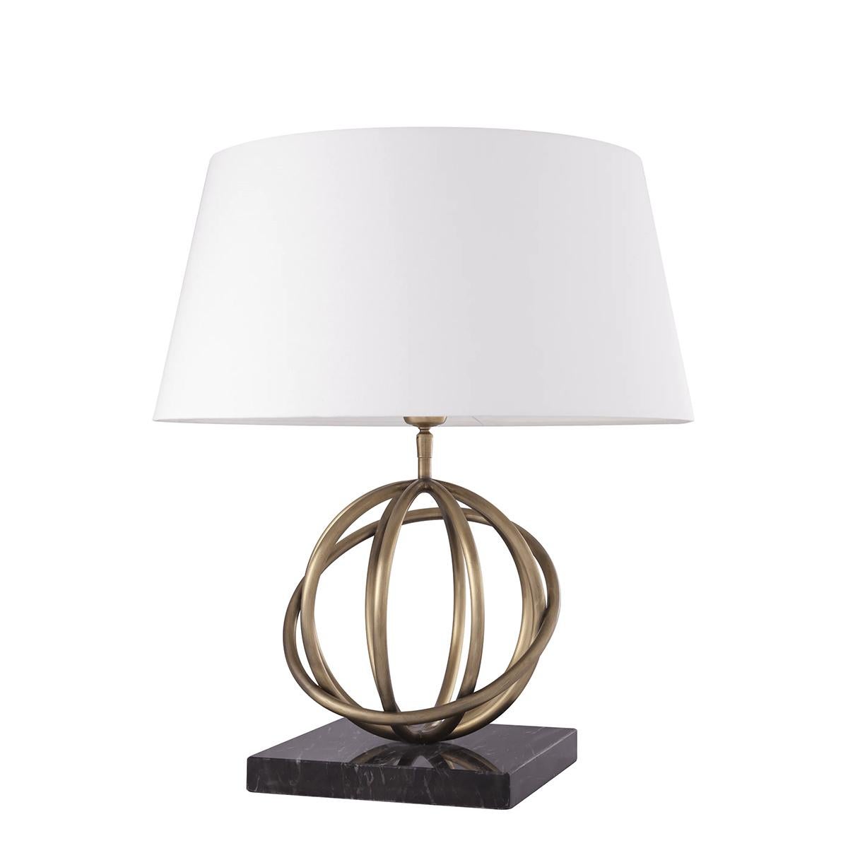 Indien Lampe de table en laiton à anneaux en vente