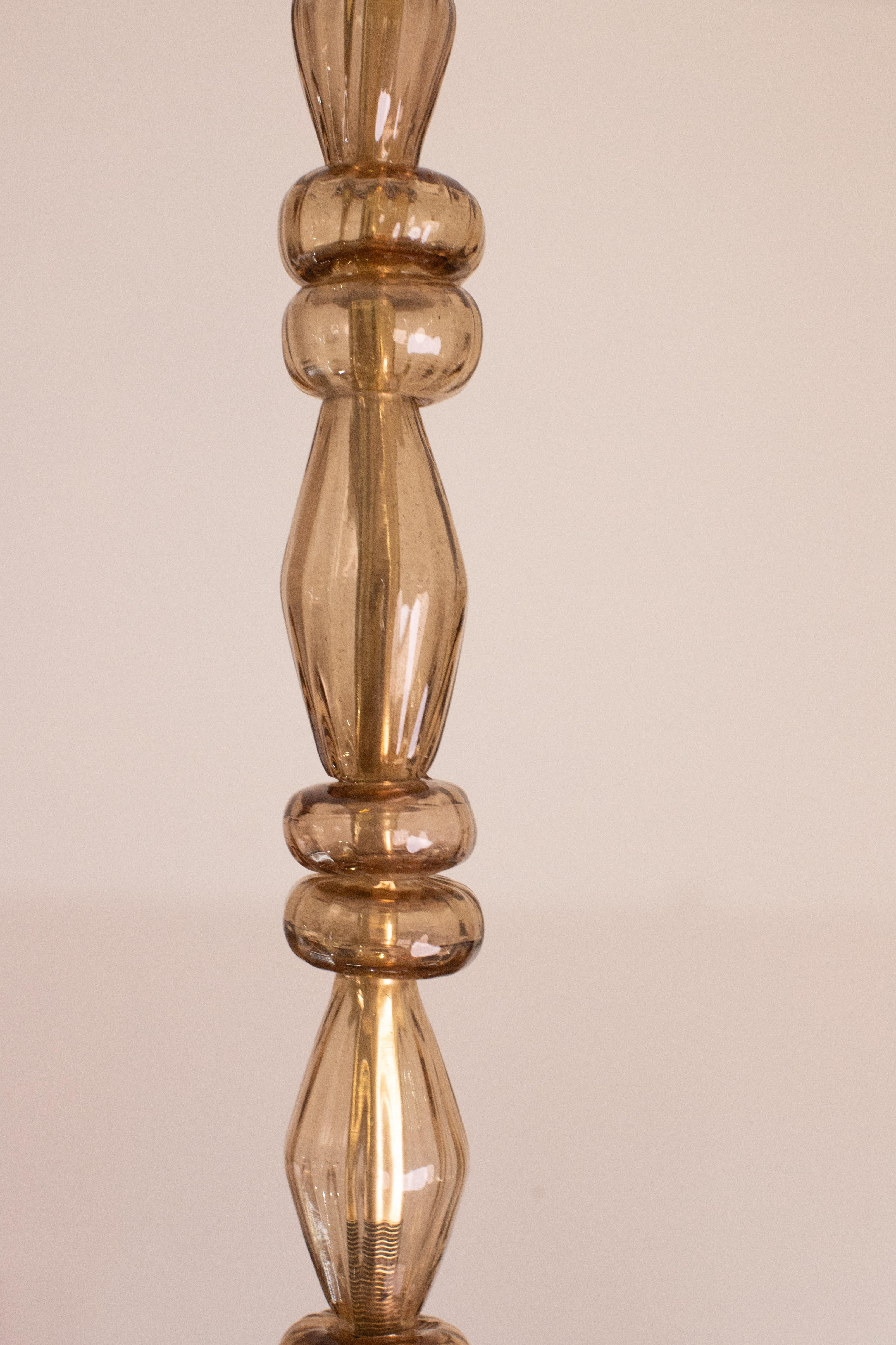 Straordinario pendente unico in vetro di Murano realizzato dalle vetrerie Barovier&Toso.

Buone condizioni vintage.

Il lampadario è costituito da una serie di anelli posizionati su un'asta di ottone.

Altezza 45 centimetri, diametro 17 centimetri.