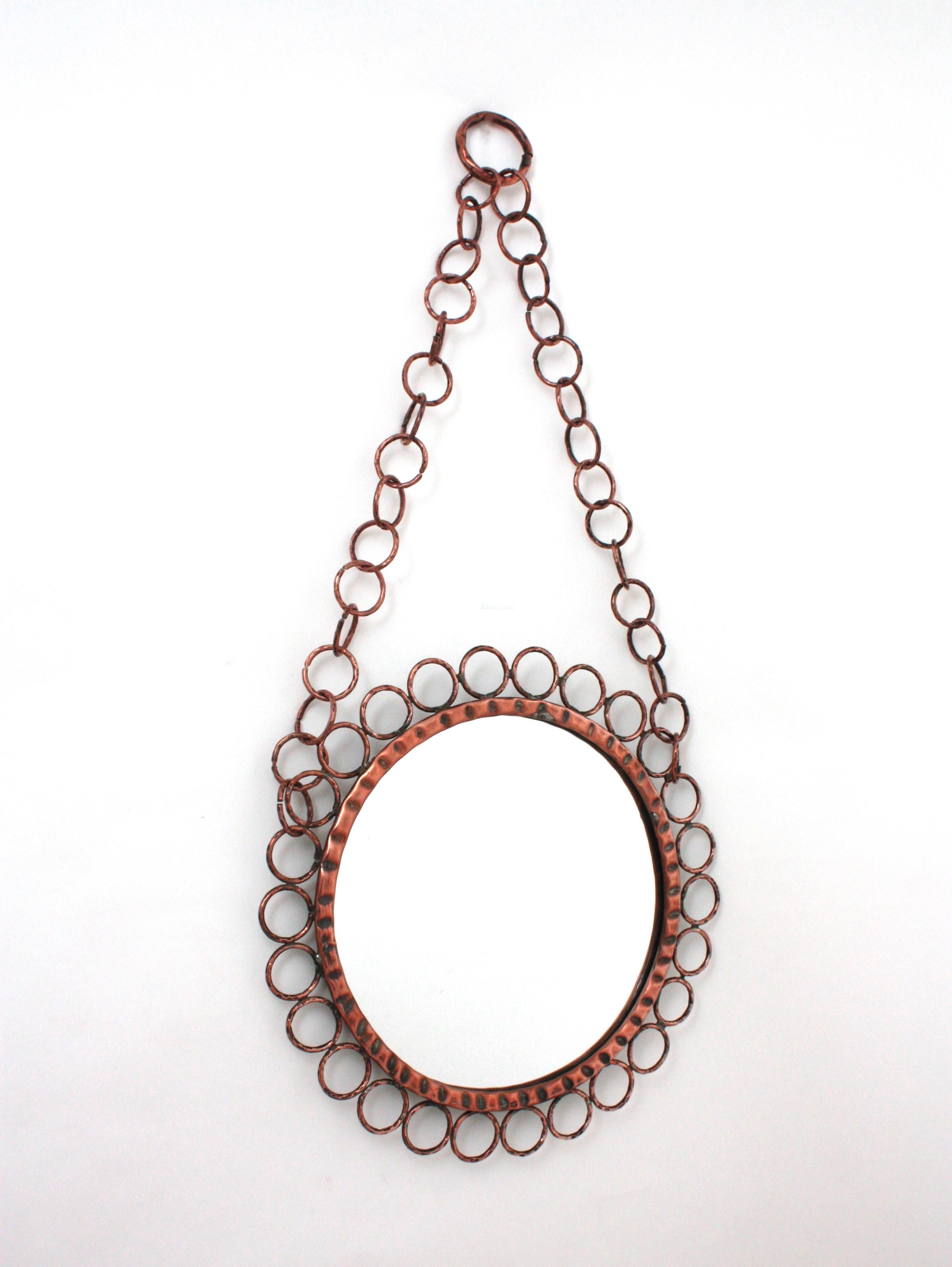 Brutalistischer Hängespiegel mit Ringen im Rahmen aus geschmiedetem Kupfer, Italien 1950er Jahre im Angebot 2