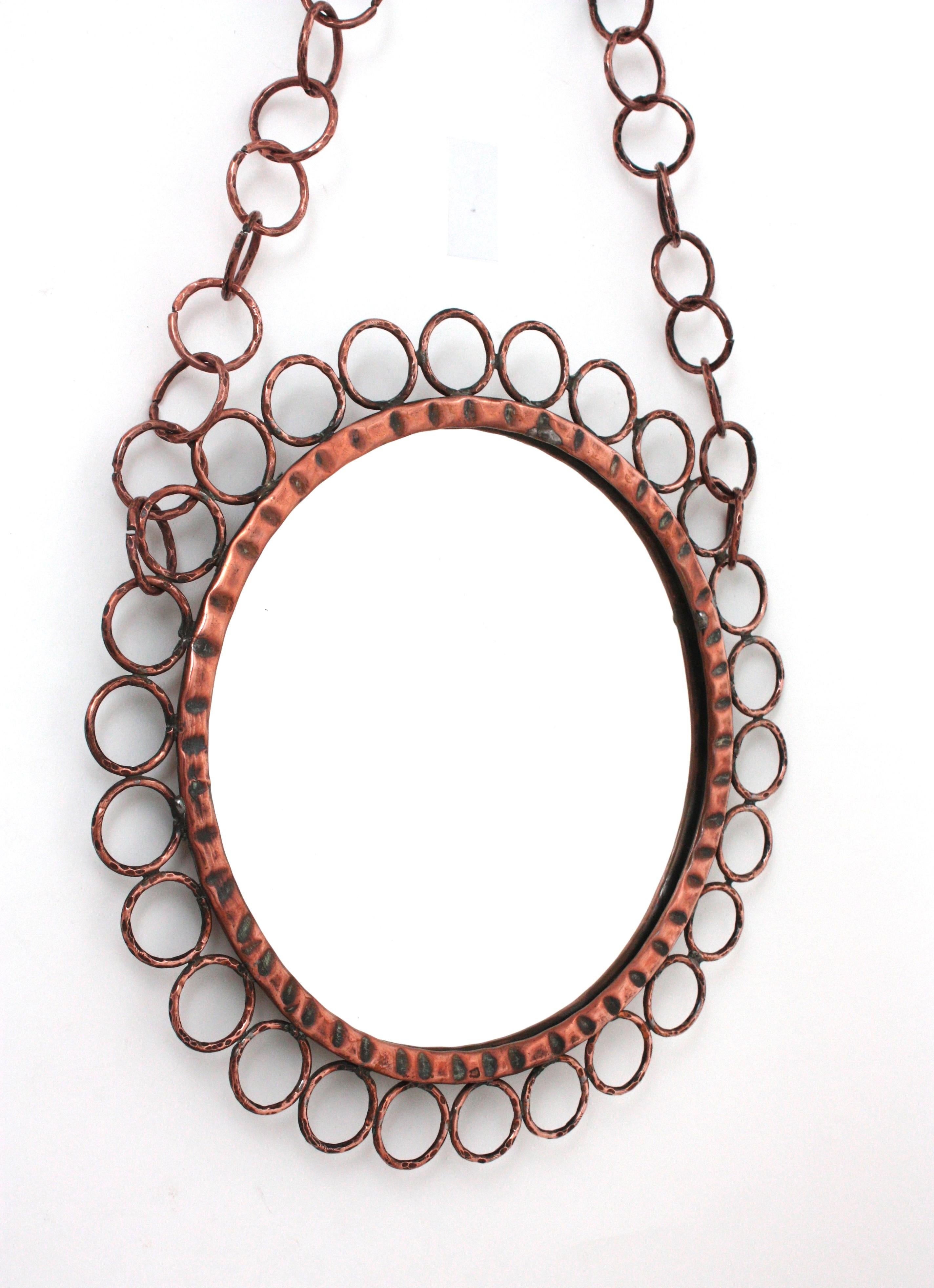 Brutalistischer Hängespiegel mit Ringen im Rahmen aus geschmiedetem Kupfer, Italien 1950er Jahre im Angebot 7