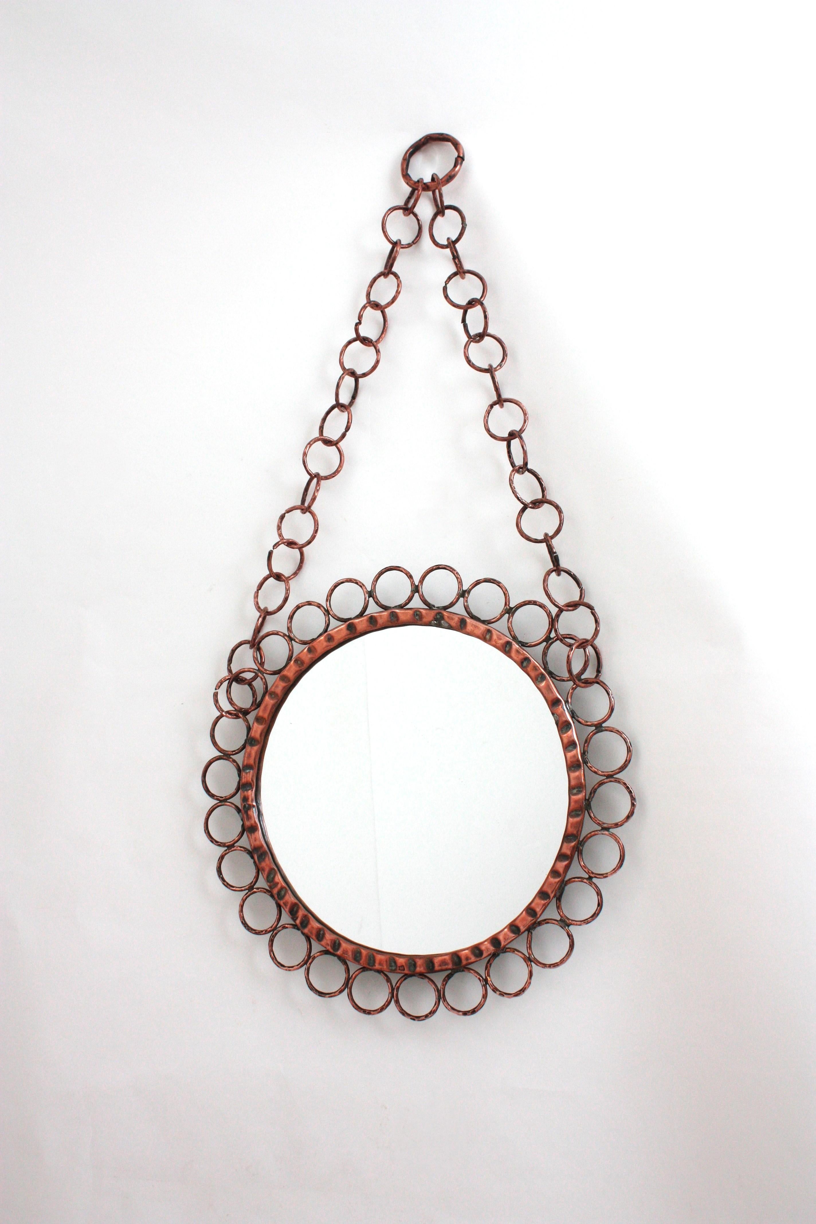 Brutalistischer Hängespiegel mit Ringen im Rahmen aus geschmiedetem Kupfer, Italien 1950er Jahre (Brutalismus) im Angebot