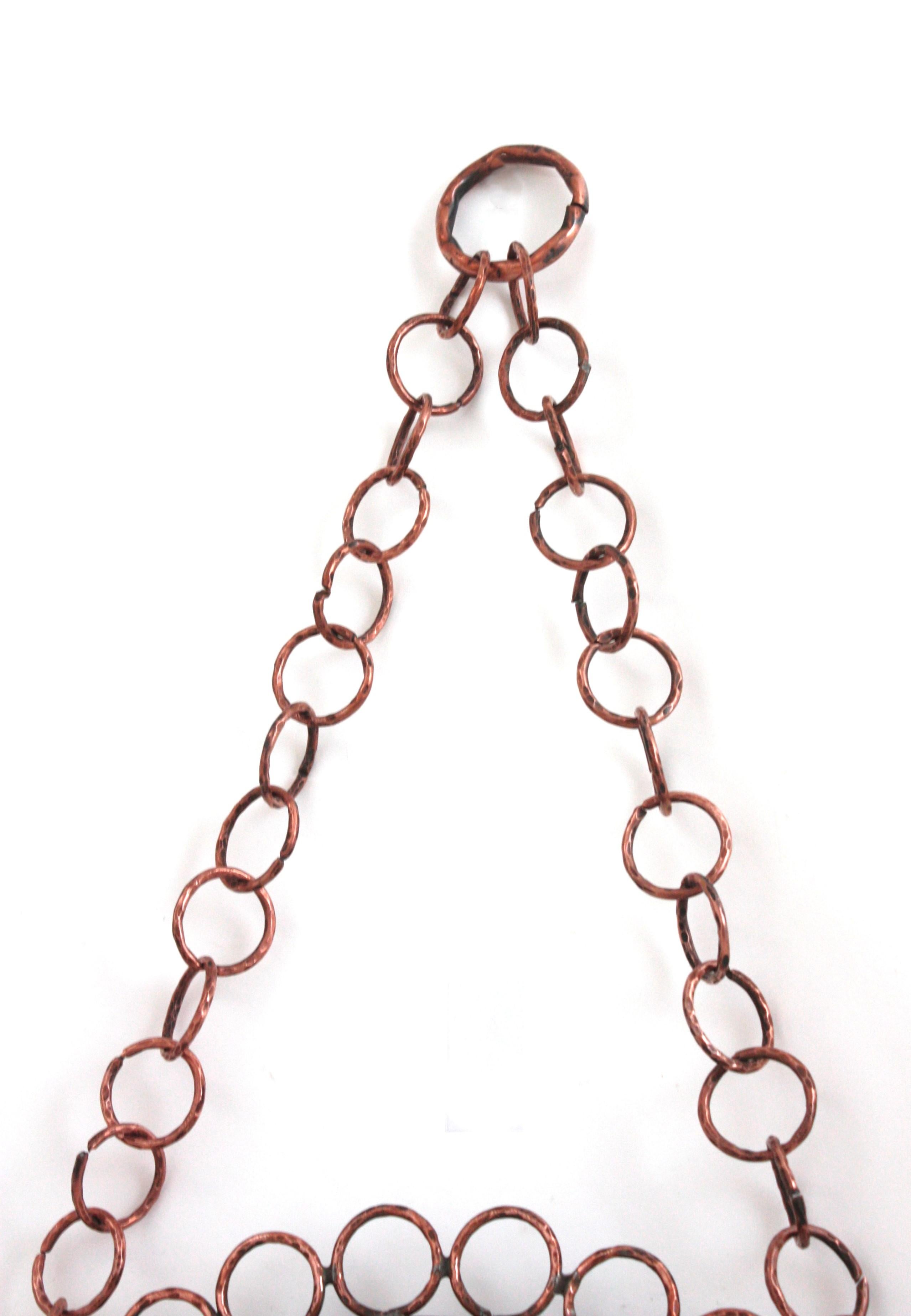 Brutalistischer Hängespiegel mit Ringen im Rahmen aus geschmiedetem Kupfer, Italien 1950er Jahre (20. Jahrhundert) im Angebot