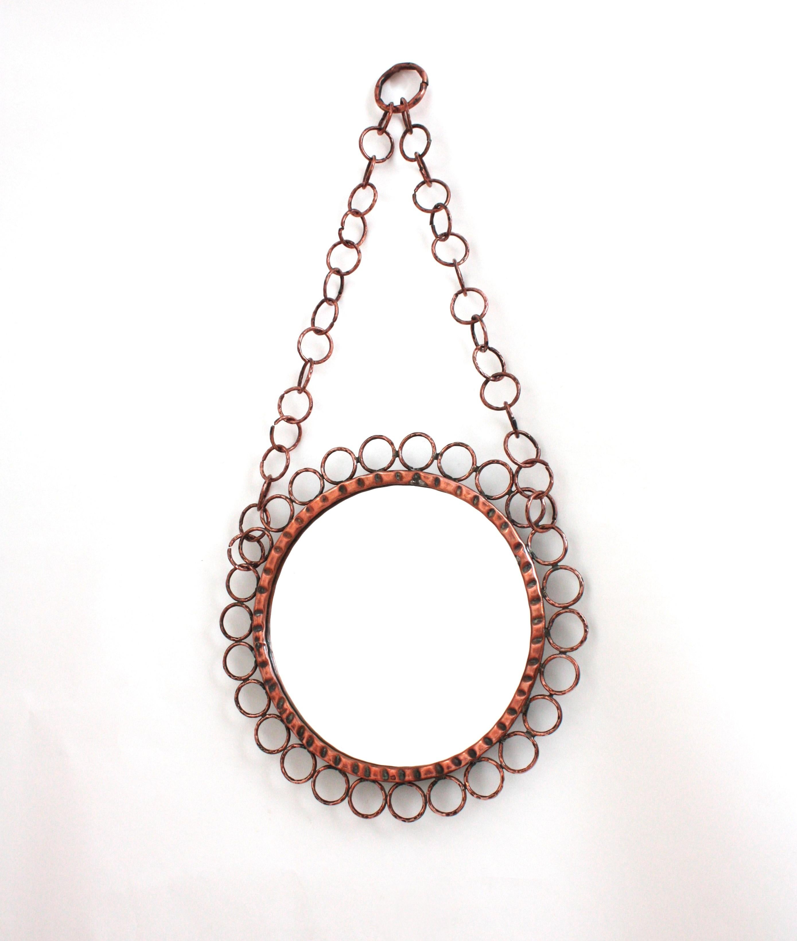 Brutalistischer Hängespiegel mit Ringen im Rahmen aus geschmiedetem Kupfer, Italien 1950er Jahre im Angebot 1