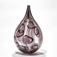 Rings IV, un récipient sculptural en verre noir / aubergine et transparent d'Ann Wåhlström