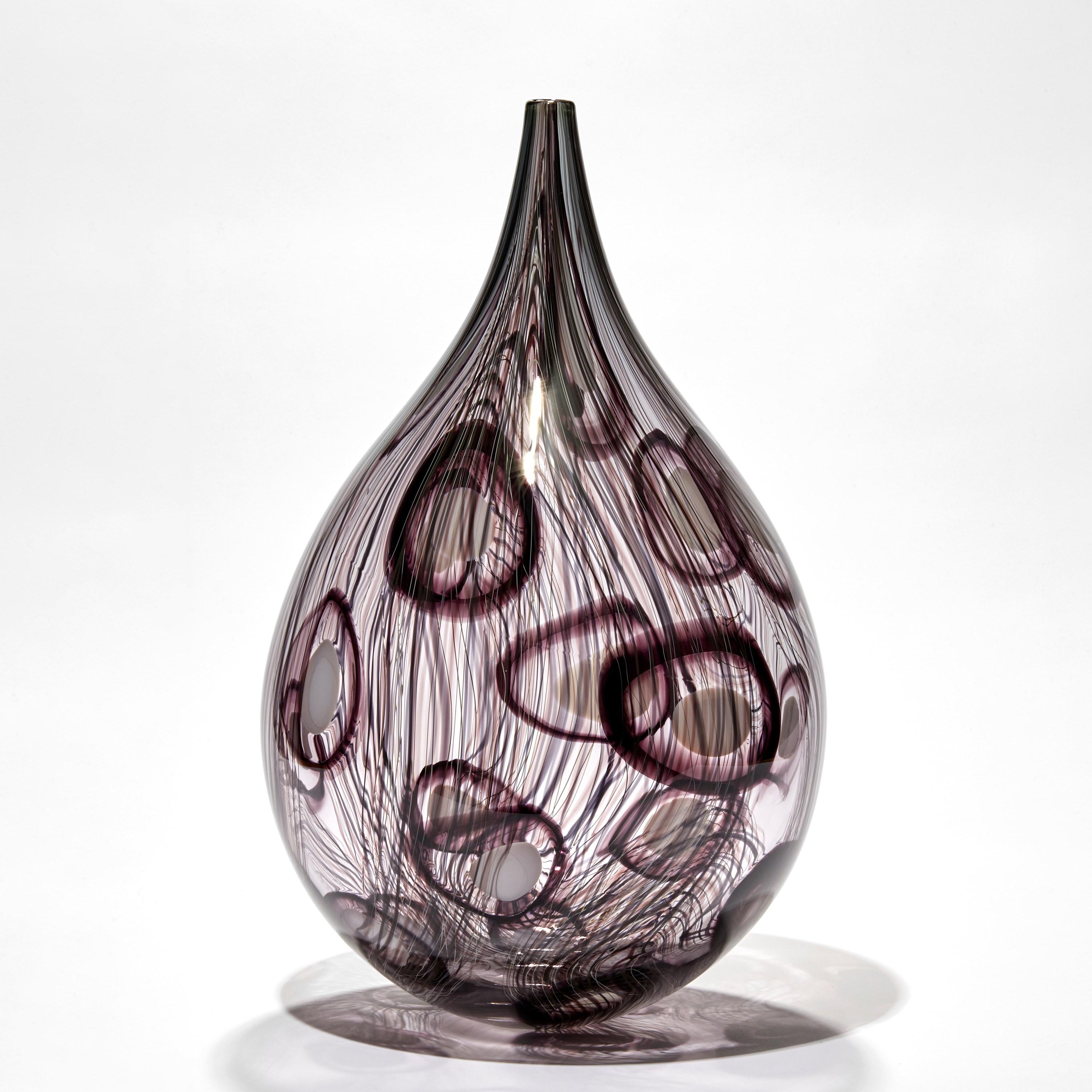 Organique Rings IV, un récipient sculptural en verre noir / aubergine et transparent d'Ann Wåhlström en vente
