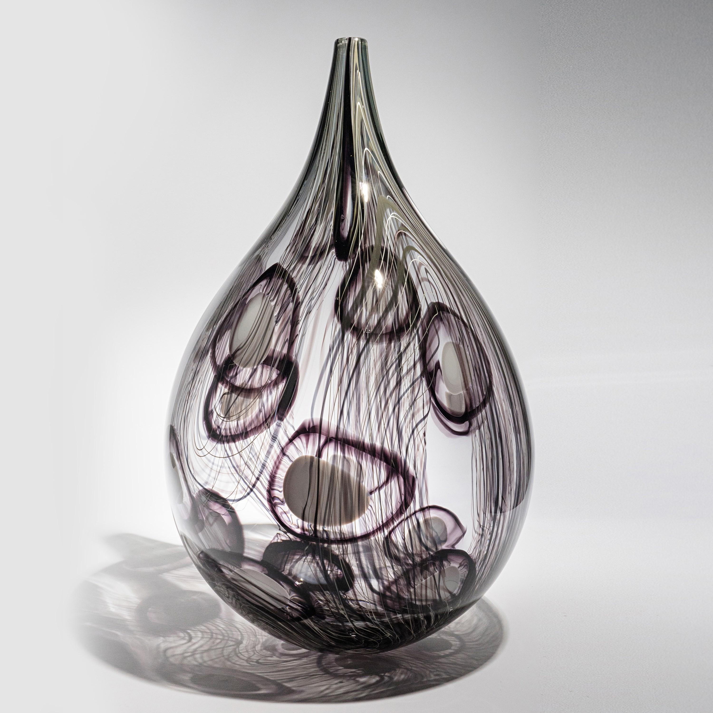 Fait main Rings IV, un récipient sculptural en verre noir / aubergine et transparent d'Ann Wåhlström en vente