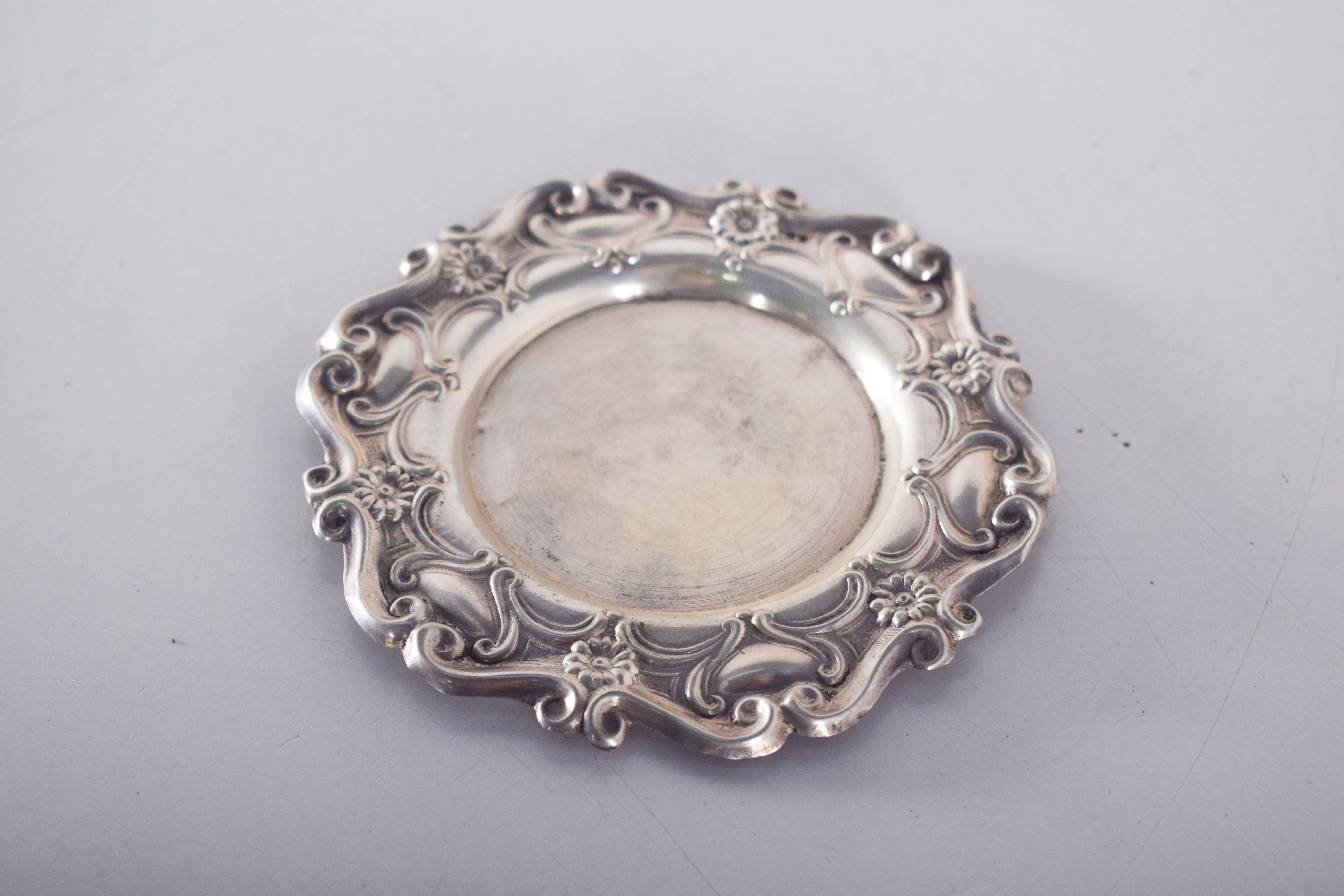 Ringe Lavendel in geschliffenem Silber mit Ausschnitt, dekoriert in Relief (Portugiesisch) im Angebot