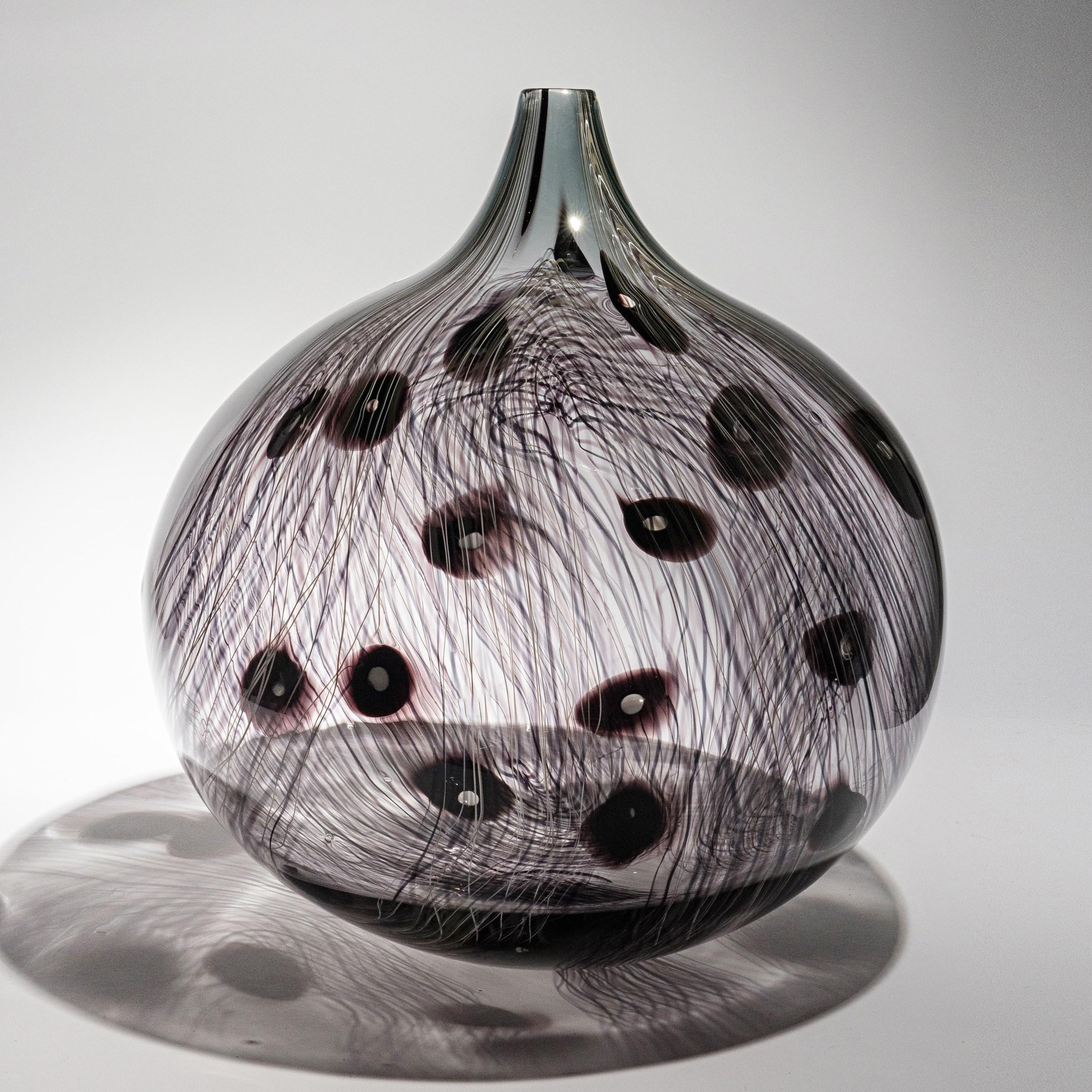 Fait main Rings v, Clear & Dark Aubergine / Purple Abstract Glass Vessel by Ann Wåhlström en vente
