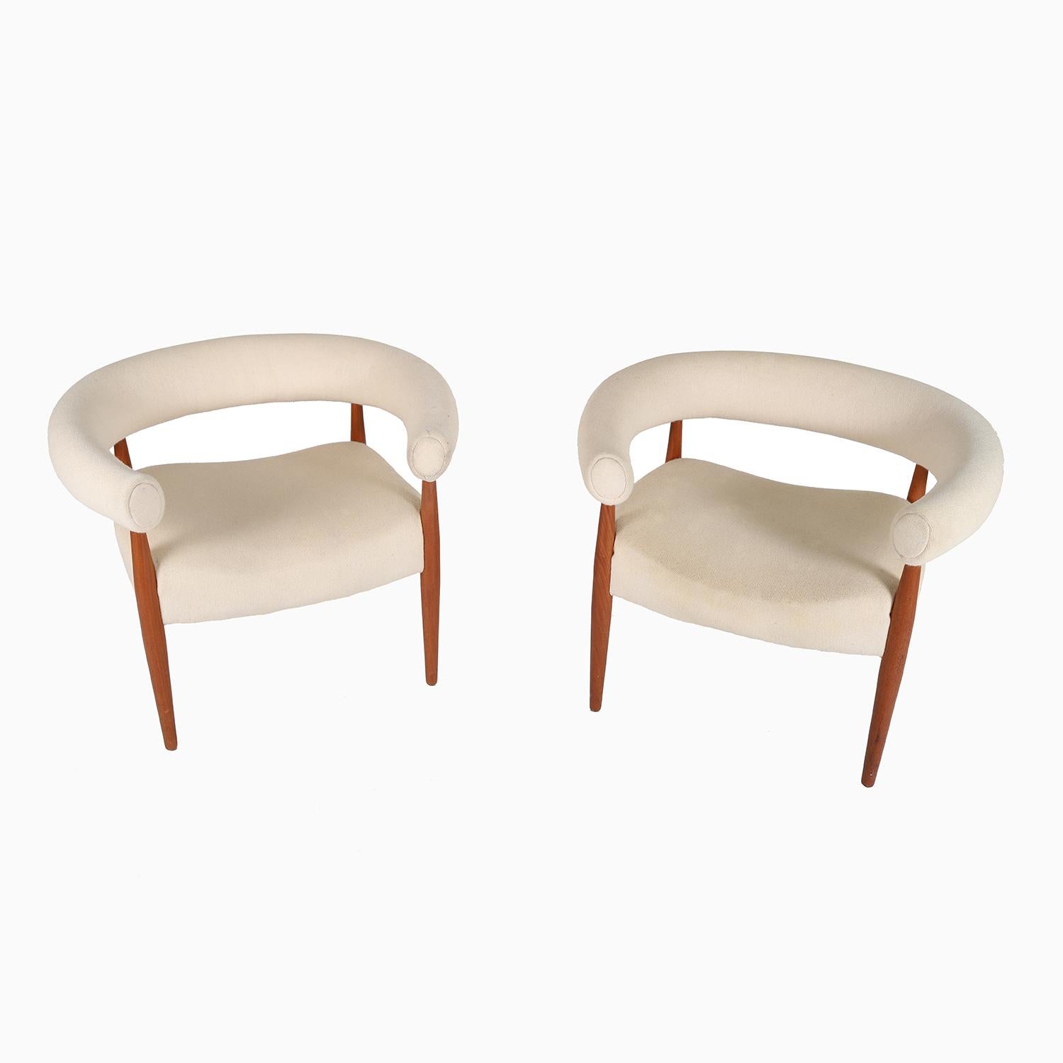 La chaise ringstol de Nanna Ditzel, en teck, conçue en 1958 et produite par Kolds Saeverek.  Cet ensemble de deux chaises de production précoce a une tapisserie d'origine en laine blanche qui a besoin d'être remplacée.  Veuillez vous renseigner sur