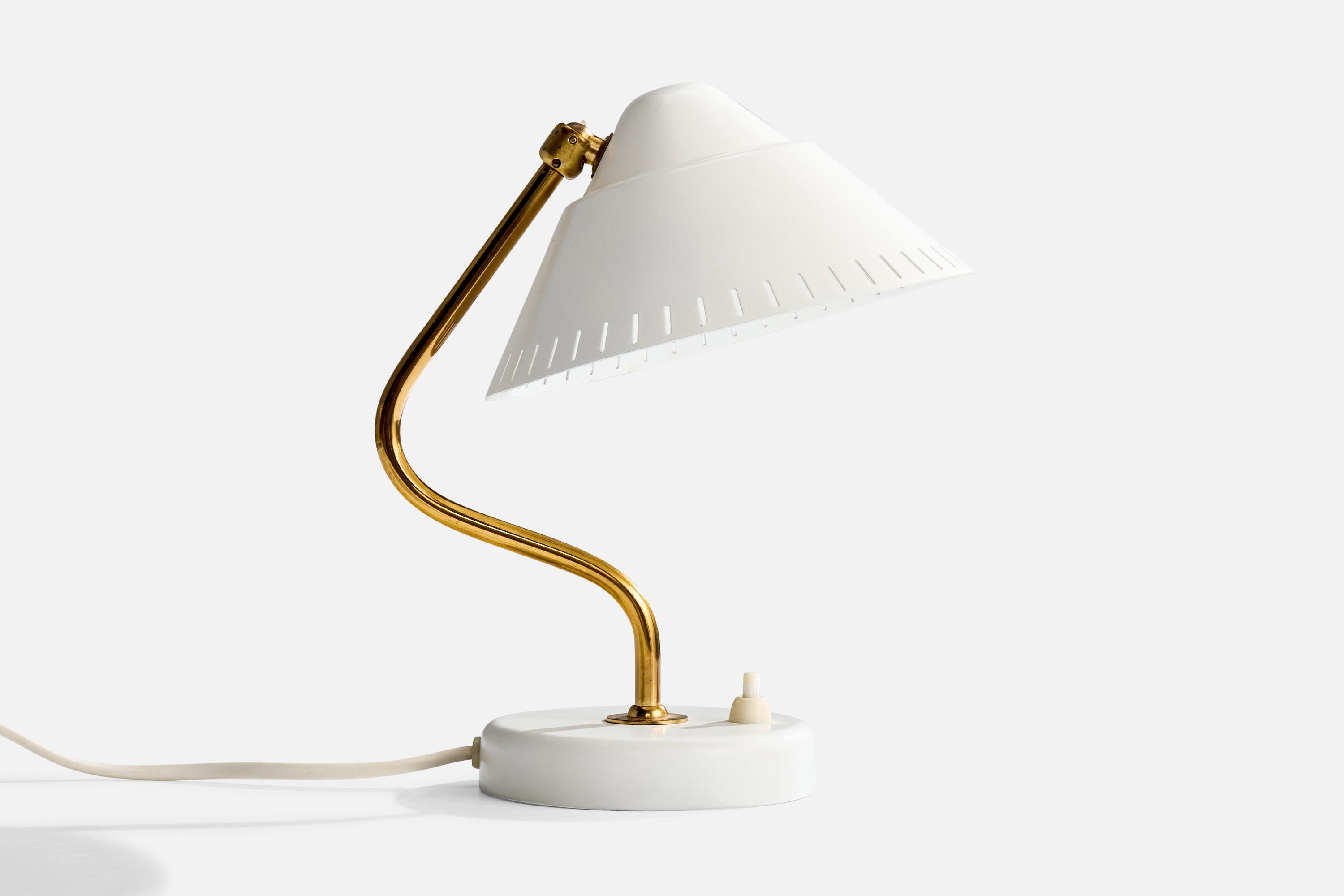 An adjustable brass and white-lacquered metal table lamp produced by Ringus, Sweden, c. 1950s.

Dimensions of Lamp (inches): 10.0