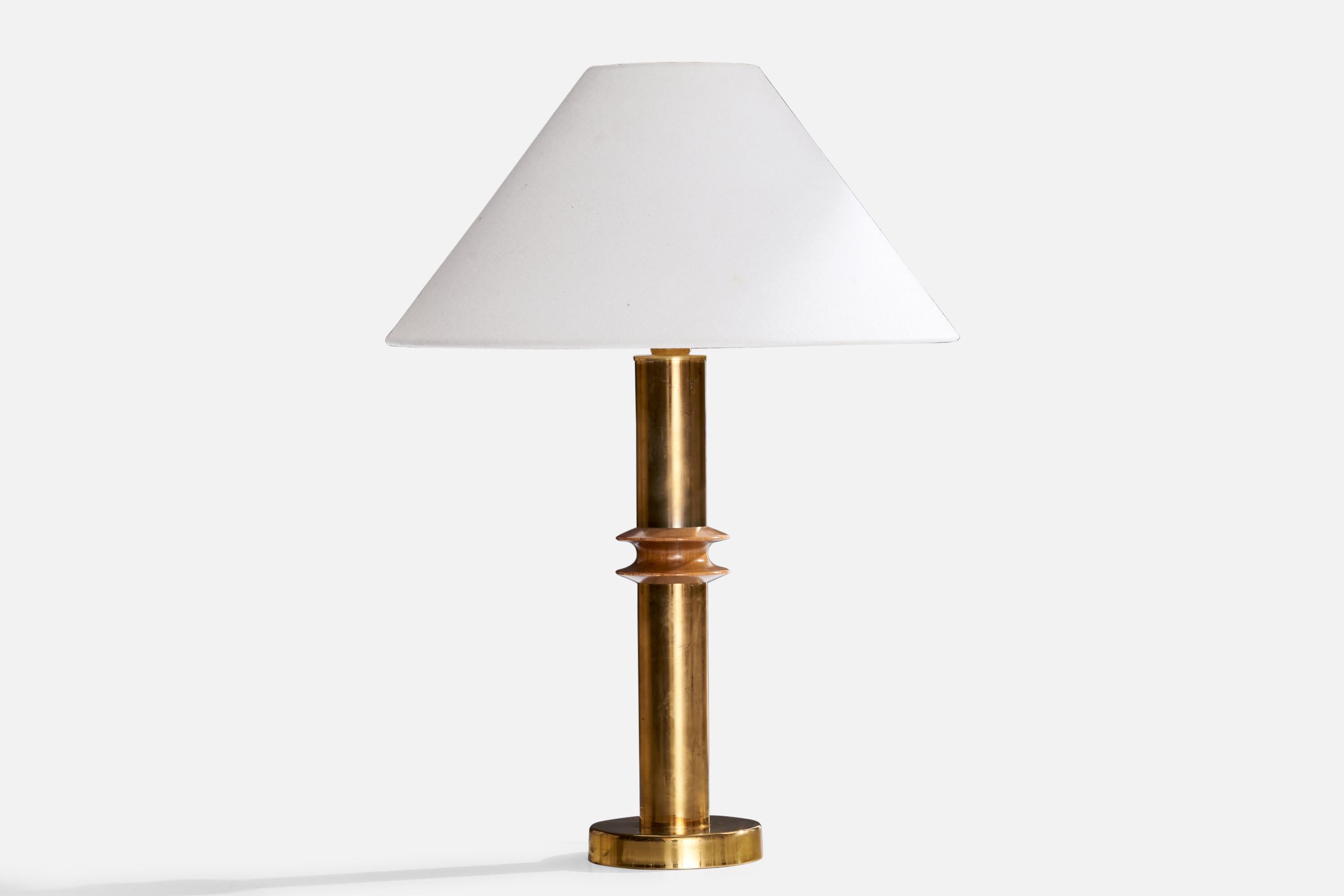 Lampe de table en laiton et teck produite par Ringus, Suède, C.1950.

Dimensions de la lampe (pouces) : 17.25