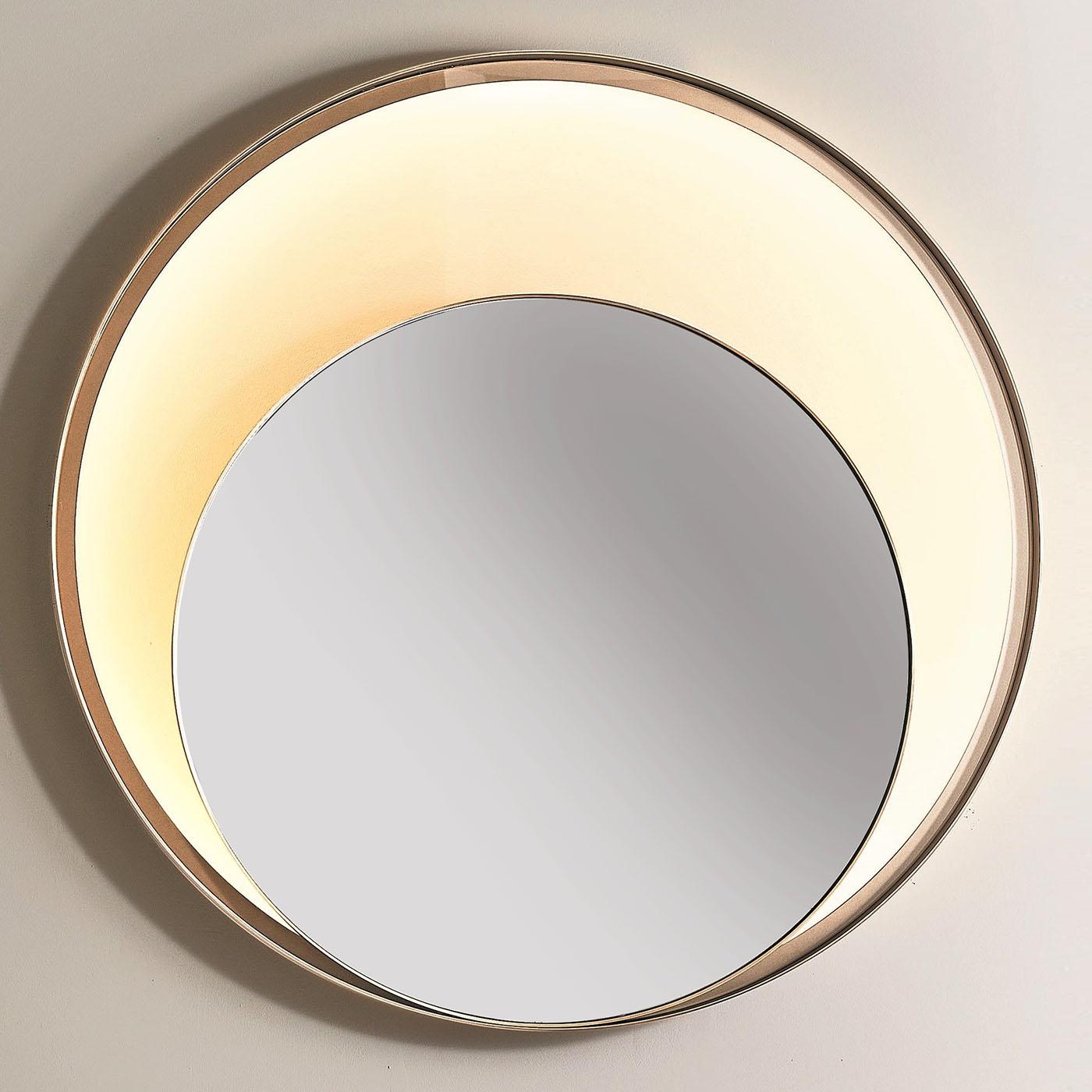 Mirror ringy large or medium mirror with solid brass
ring in bronze finish, with round mirror glass and with
Led backlights. 
Ringy large mirror, diameter 120cm, price: 7900,00€.
Also available on request in:
Ringy medium mirror, diameter 80cm,