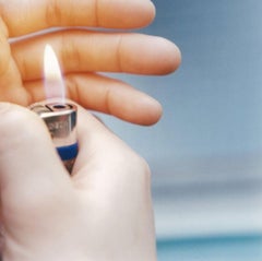 Sans titre, de Rinko Kawauchi « Illuminance », Japon, Hands, Lighter, Fire
