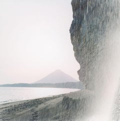 Ohne Titel, aus 'Illuminance' - Rinko Kawauchi, Steilwand, Licht, Wasserfall, Meer