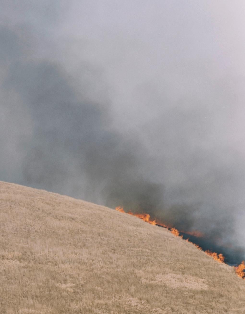 Ohne Titel, aus der Serie „Ametsuchi“ Rinko Kawauchi, Landschaft, Feuer, Hügel im Angebot 2