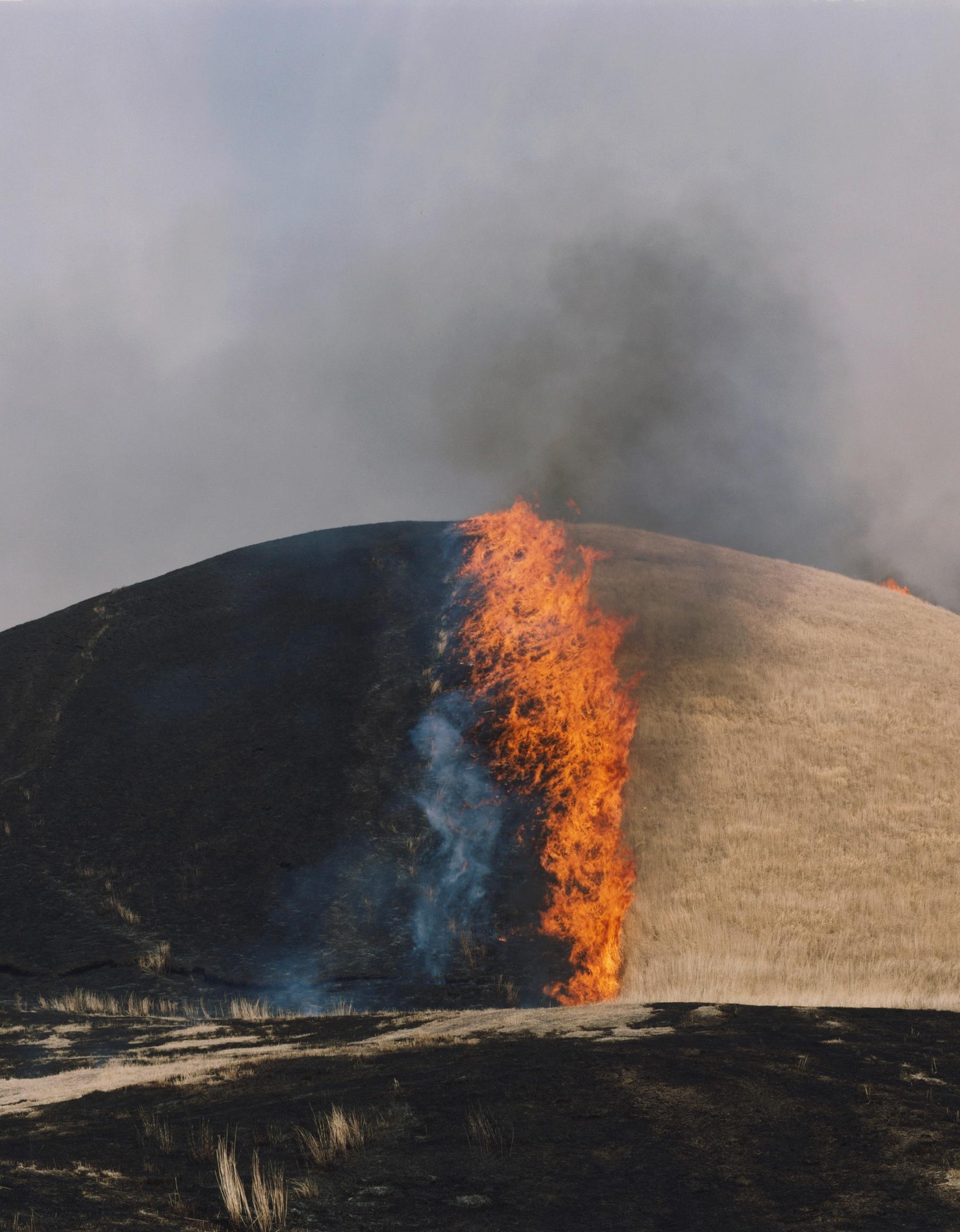 Ohne Titel, aus der Serie „Ametsuchi“ Rinko Kawauchi, Landschaft, Feuer, Hügel im Angebot 3