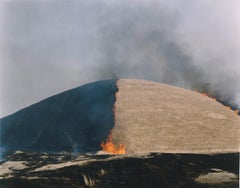Ohne Titel, aus der Serie „Ametsuchi“ Rinko Kawauchi, Landschaft, Feuer, Hügel