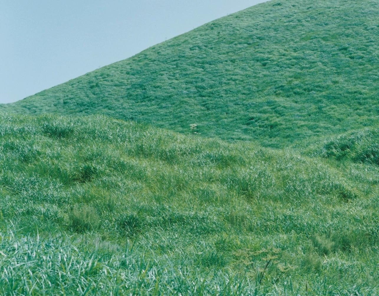 Ohne Titel, aus der Serie „Ametsuchi“ – Rinko Kawauchi, Landschaft, Himmel, Hügel im Angebot 2