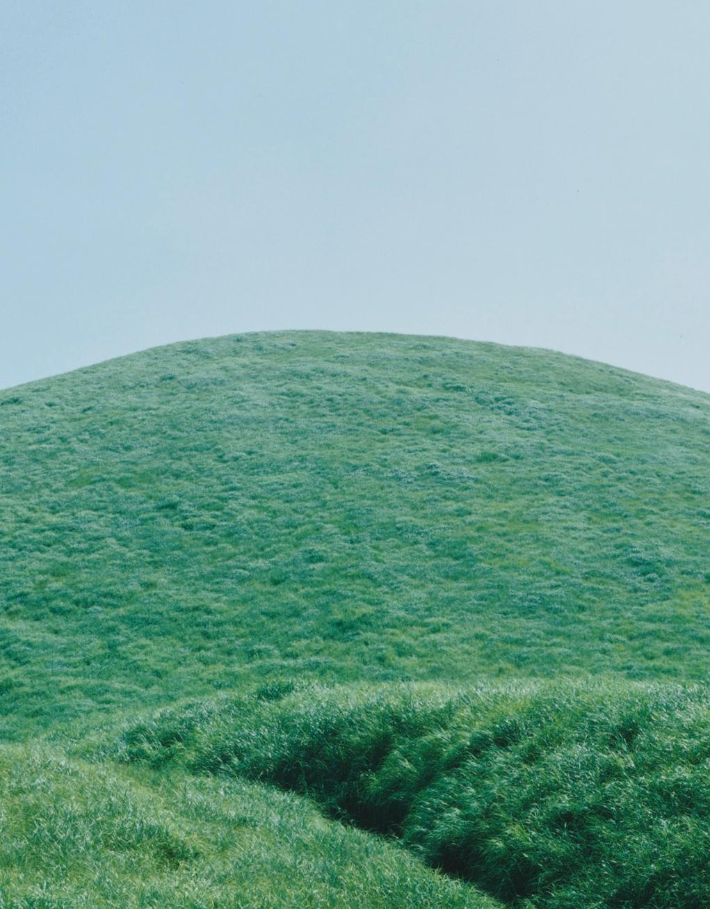 Ohne Titel, aus der Serie „Ametsuchi“ – Rinko Kawauchi, Landschaft, Himmel, Hügel im Angebot 3