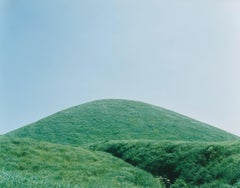 Ohne Titel, aus der Serie „Ametsuchi“ – Rinko Kawauchi, Landschaft, Himmel, Hügel