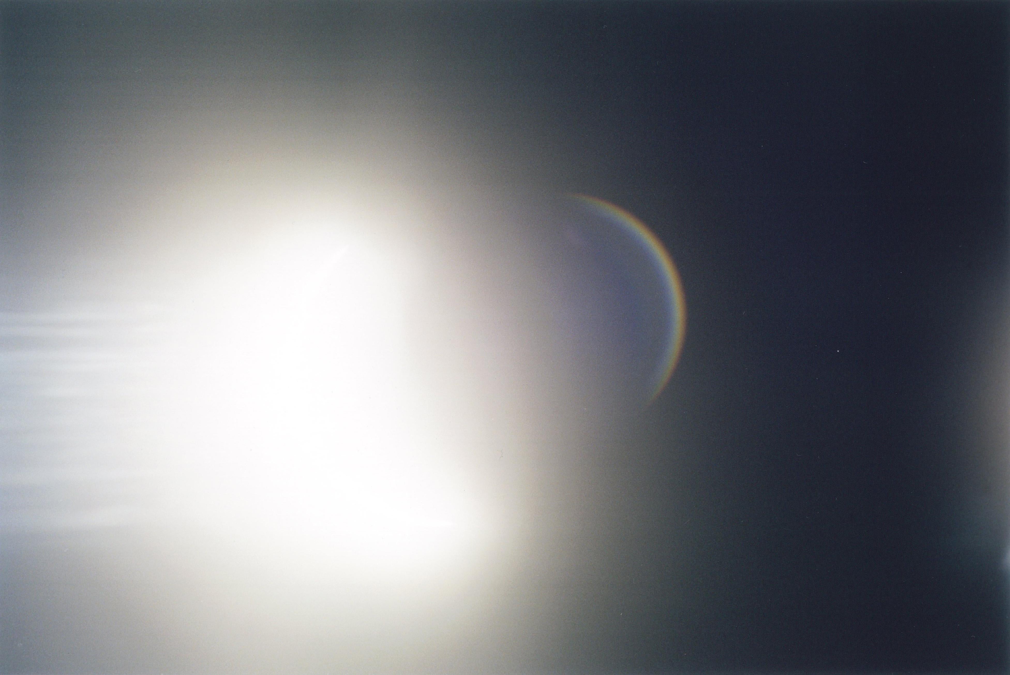 RINKO KAWAUCHI (*1972, Japon)
Sans titre, de la série "Illuminance".
2009
C.C. imprimé
Feuille 25,4 x 30,48 cm (10 x 12 in.)
Cadre 31,5 x 26,5 x 2,5 cm (12 3/8 x 10 3/8 x 1 in.)
Edition de 6 (#1/6)

Rappelant la photographie japonaise des années