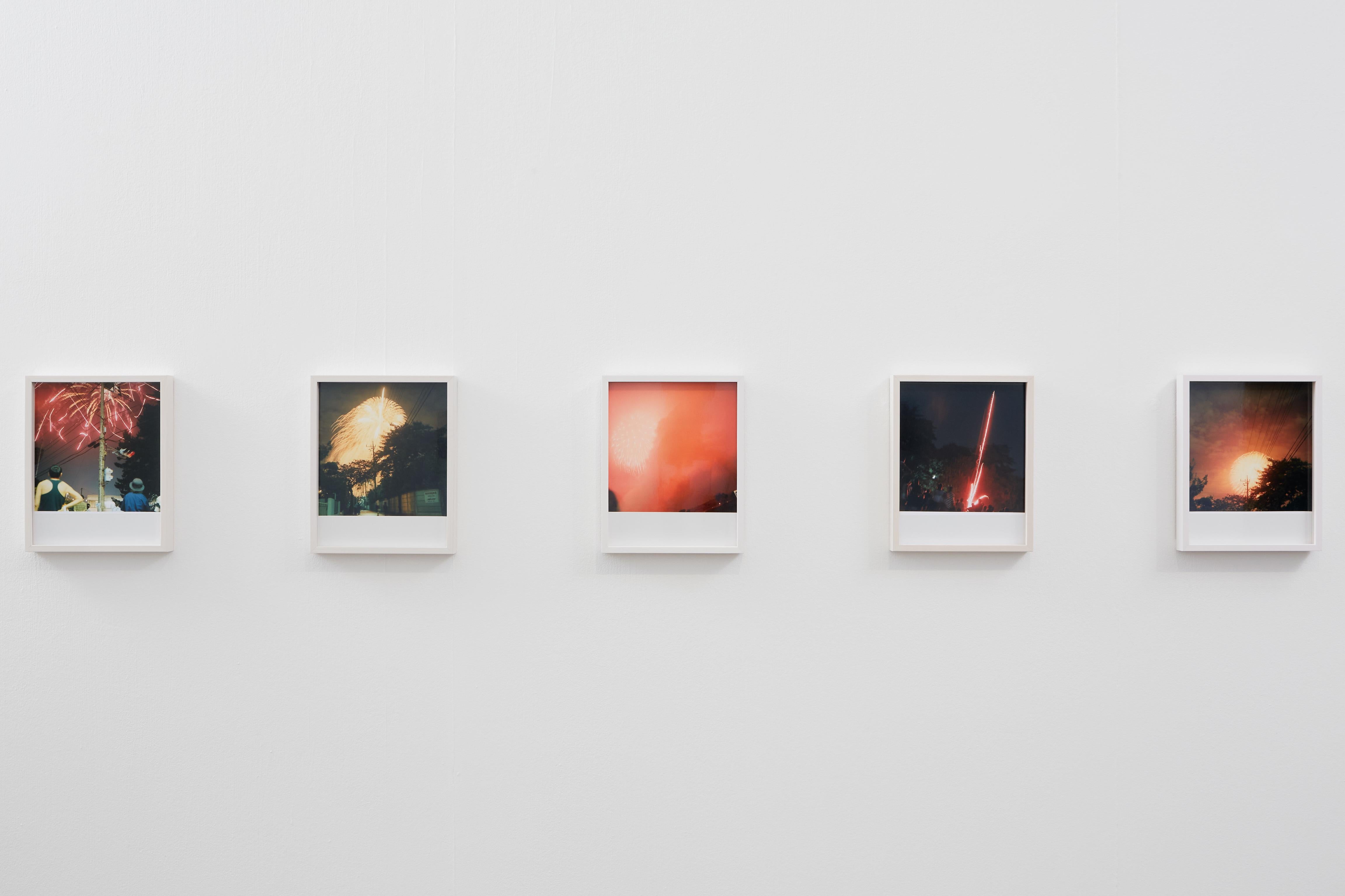 Senza titolo, dalla serie 'Hanabi' - Rinko Kawauchi, Cielo, Fuochi d'artificio, Notte in vendita 1