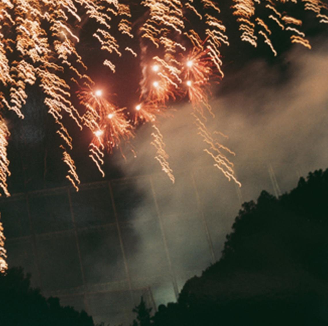 Senza titolo, dalla serie 'Hanabi' - Rinko Kawauchi, Cielo, Fuochi d'artificio, Notte in vendita 1