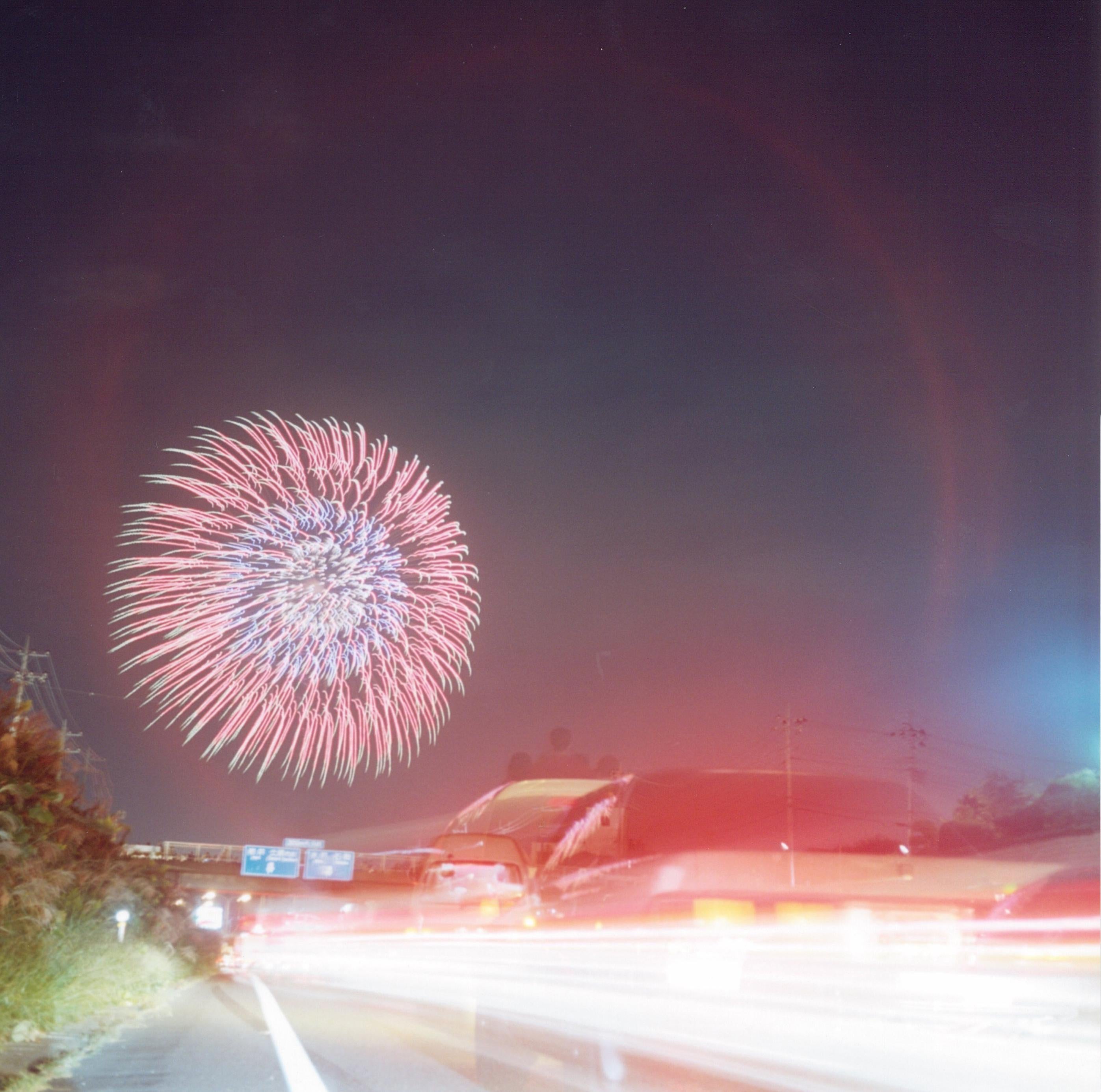 Ohne Titel, aus der Serie von „Hanabi“ Rinko Kawauchi, Himmel, Feuerwerk, Nacht im Angebot 1