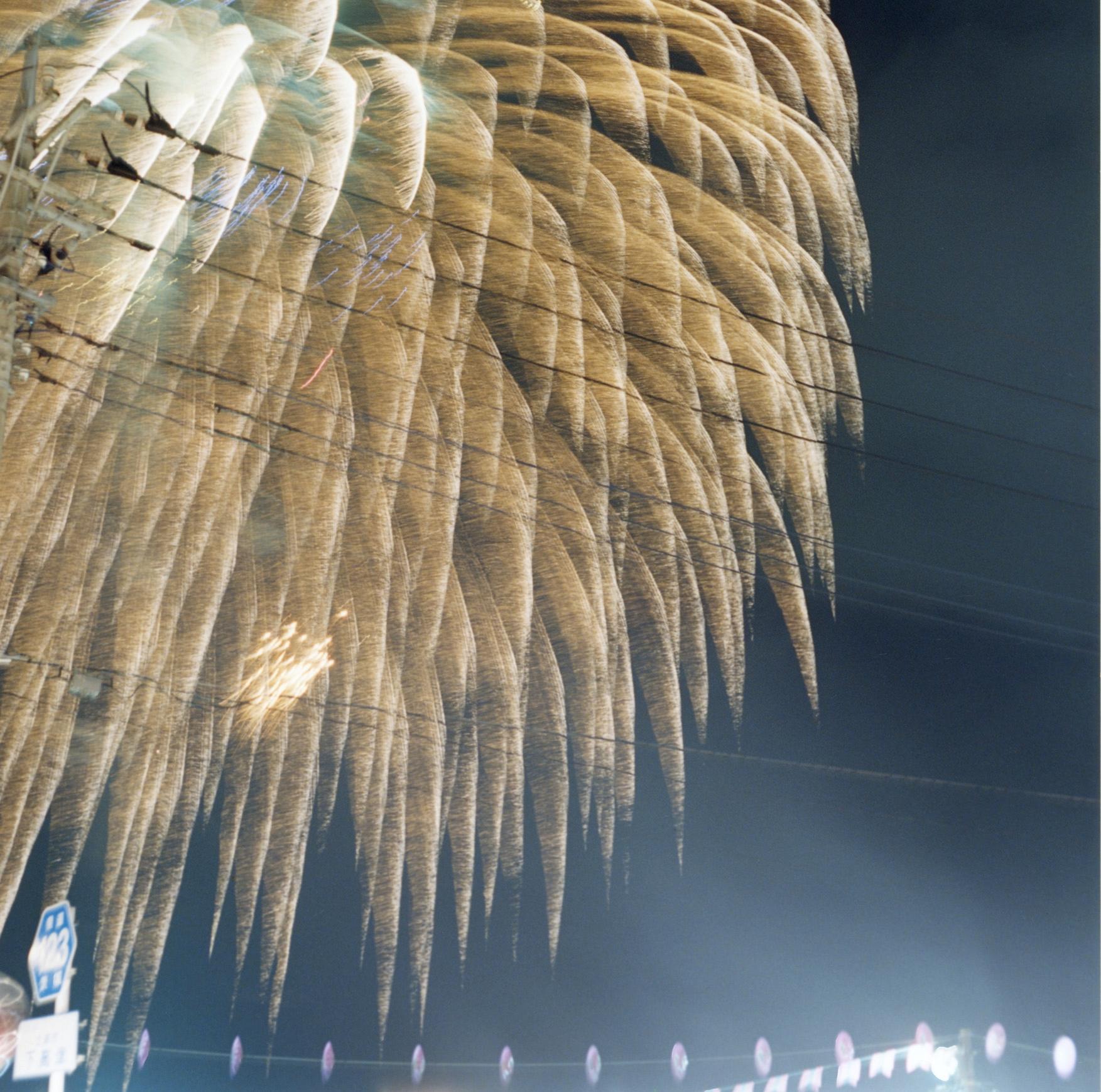 Senza titolo, dalla serie 'Hanabi' - Rinko Kawauchi, Cielo, Fuochi d'artificio, Notte in vendita 3