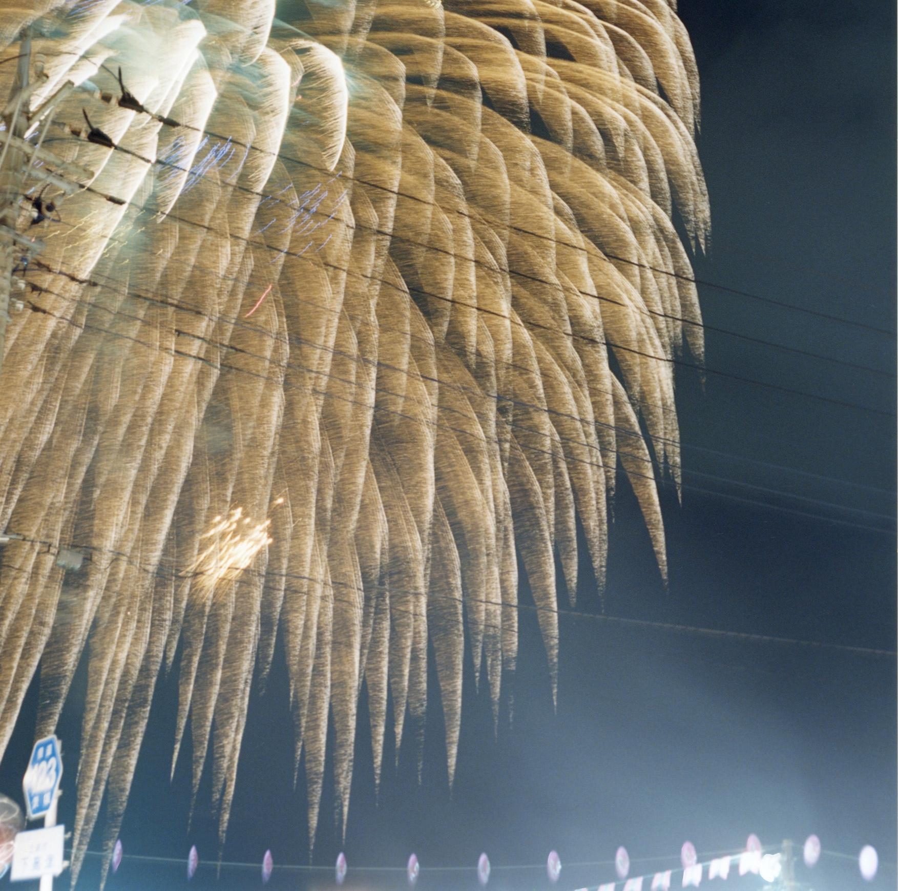 Ohne Titel, aus der Serie von „Hanabi“ Rinko Kawauchi, Himmel, Feuerwerk, Nacht im Angebot 3