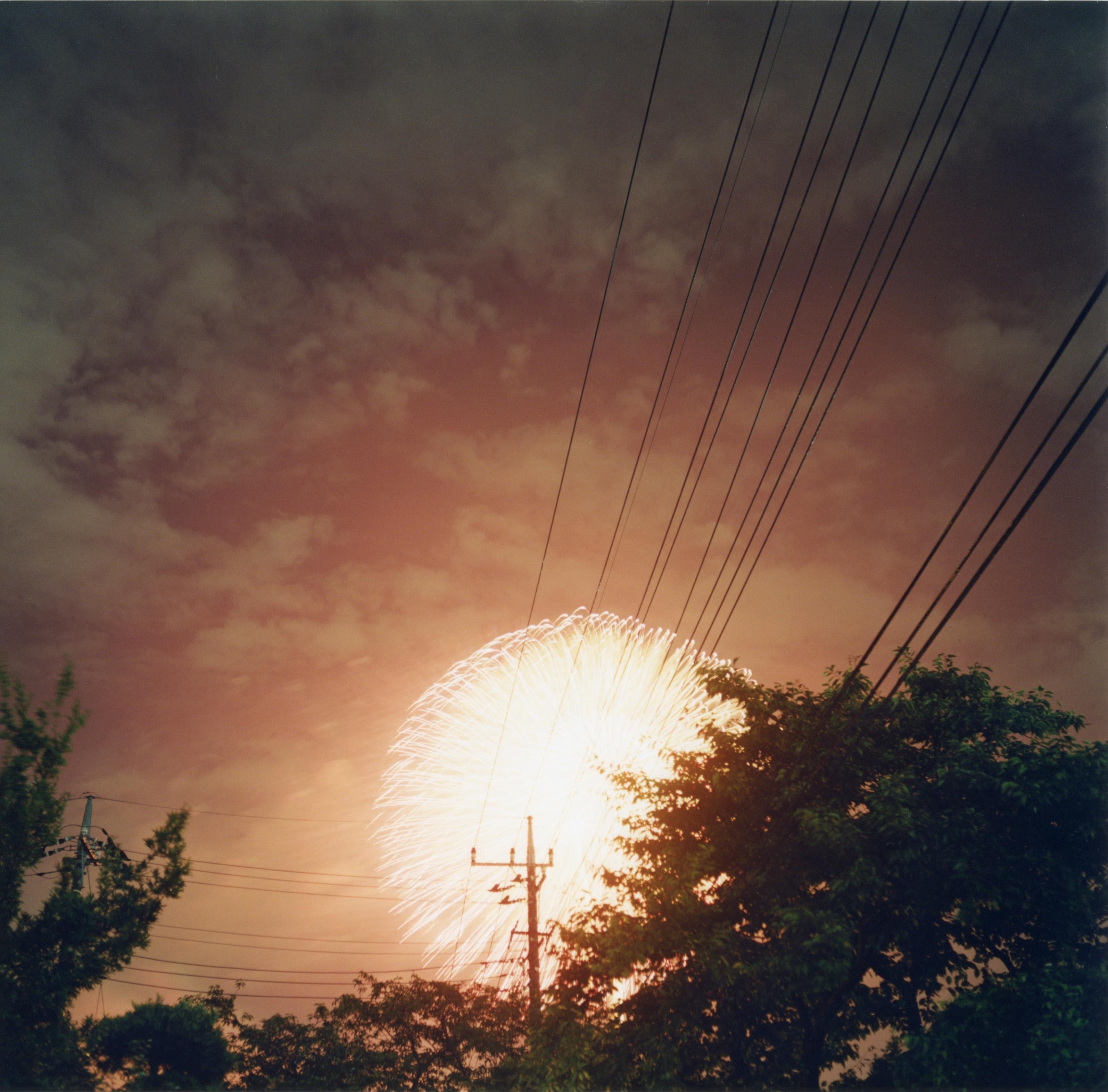 RINKO KAWAUCHI (*1972, Japan)
Ohne Titel, aus der Serie 'Hanabi'
2001
C-Typ Druck
Blatt 25,4 x 20,3  cm (10 x 8 in.)
Auflage von 6 Stück; Ed. no. 3/6 
nur gerahmt 

Die Arbeiten von Rinko Kawauchi erinnern an die japanische Fotografie der 1960er