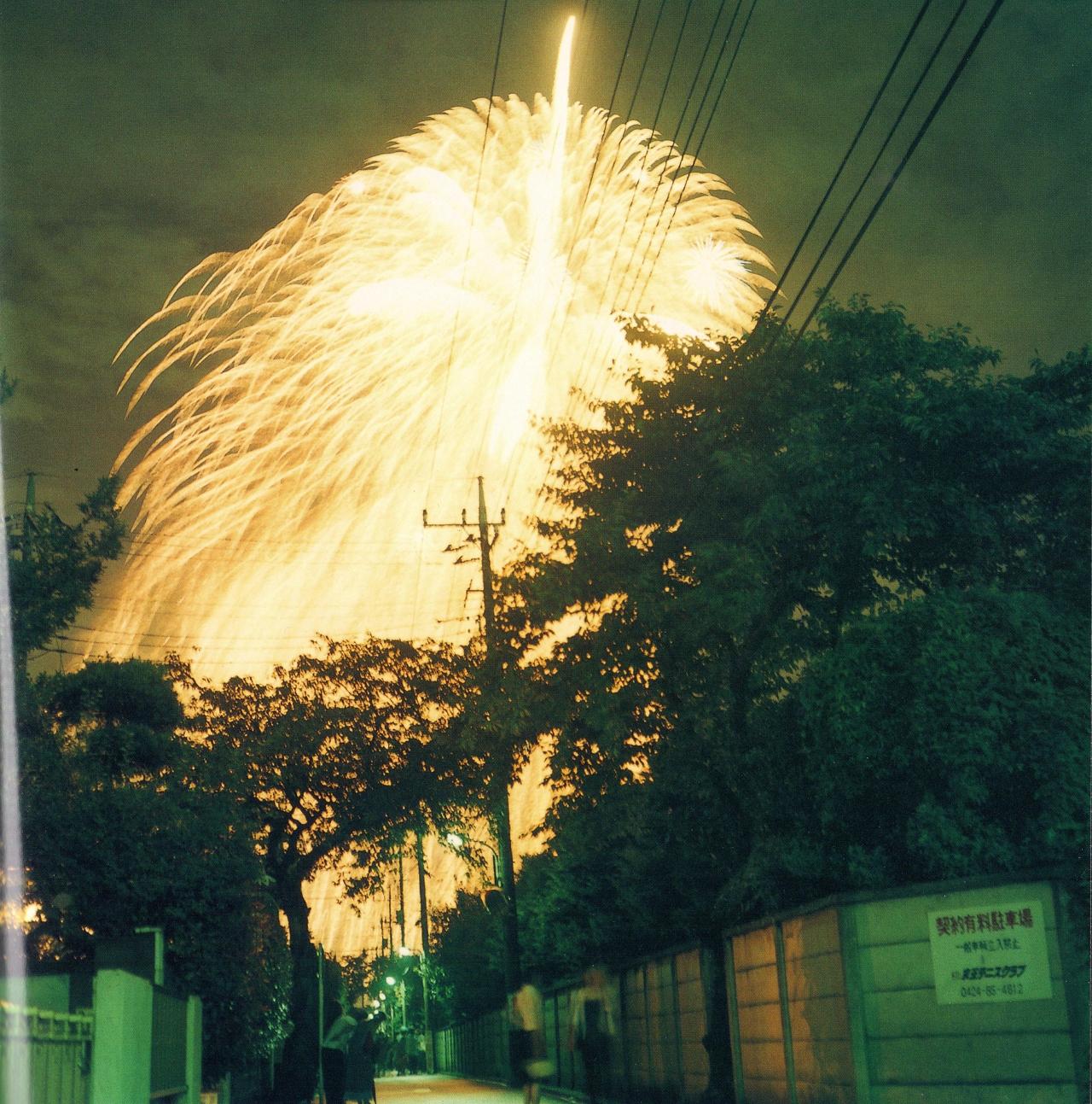 Senza titolo, dalla serie 'Hanabi' - Rinko Kawauchi, Cielo, Fuochi d'artificio, Notte