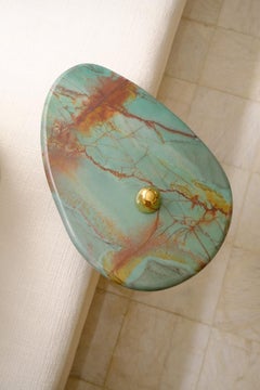 "Rino" Hoher Beistelltisch aus gegossenem Messing und botanischem A. Stone von Estudio Orth