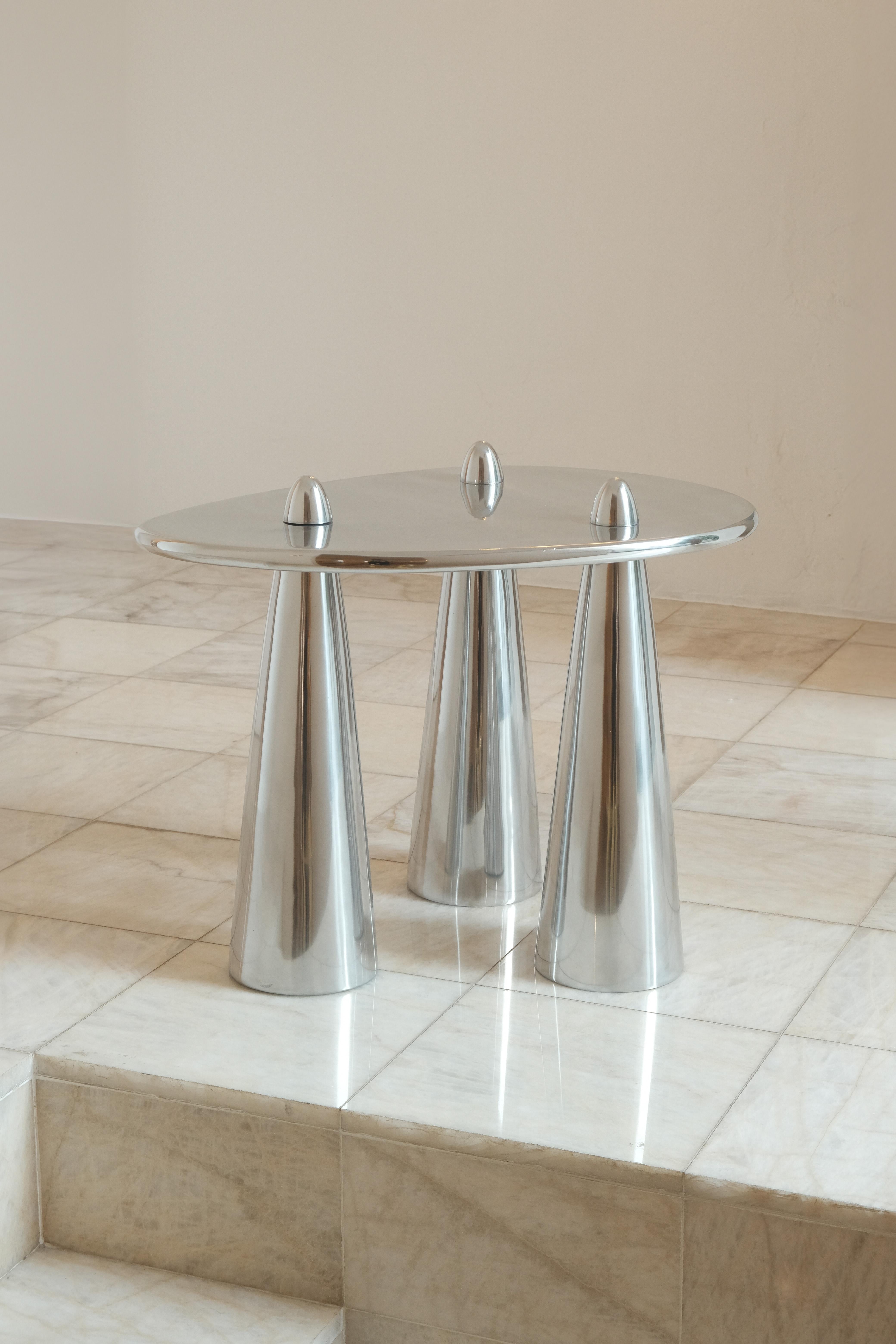 Rino III TM Beistelltisch aus poliertem Aluminium von Studio Orth (Brasilianisch) im Angebot