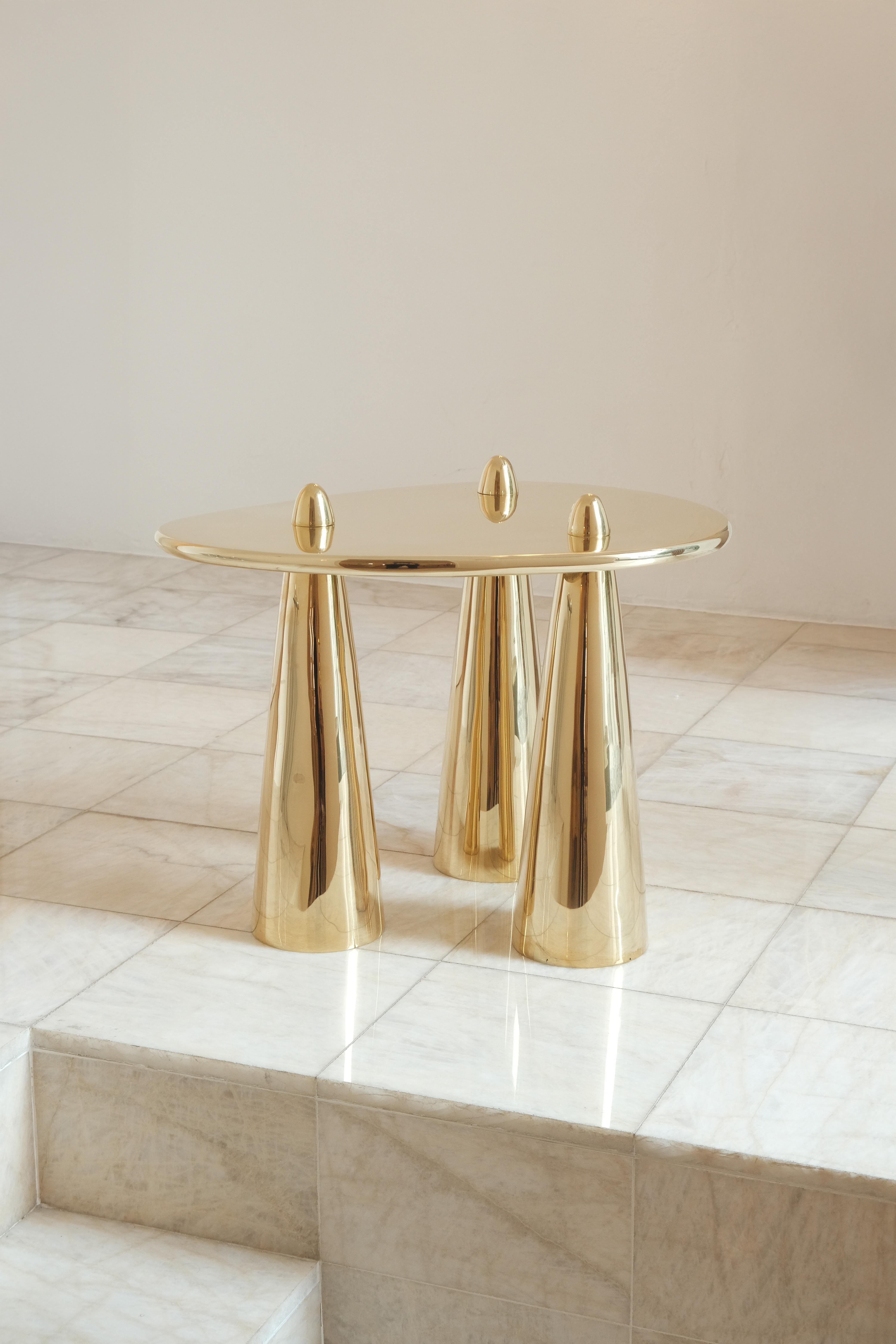 Rino III TM Beistelltisch aus poliertem Messing von Studio Orth (Brasilianisch) im Angebot