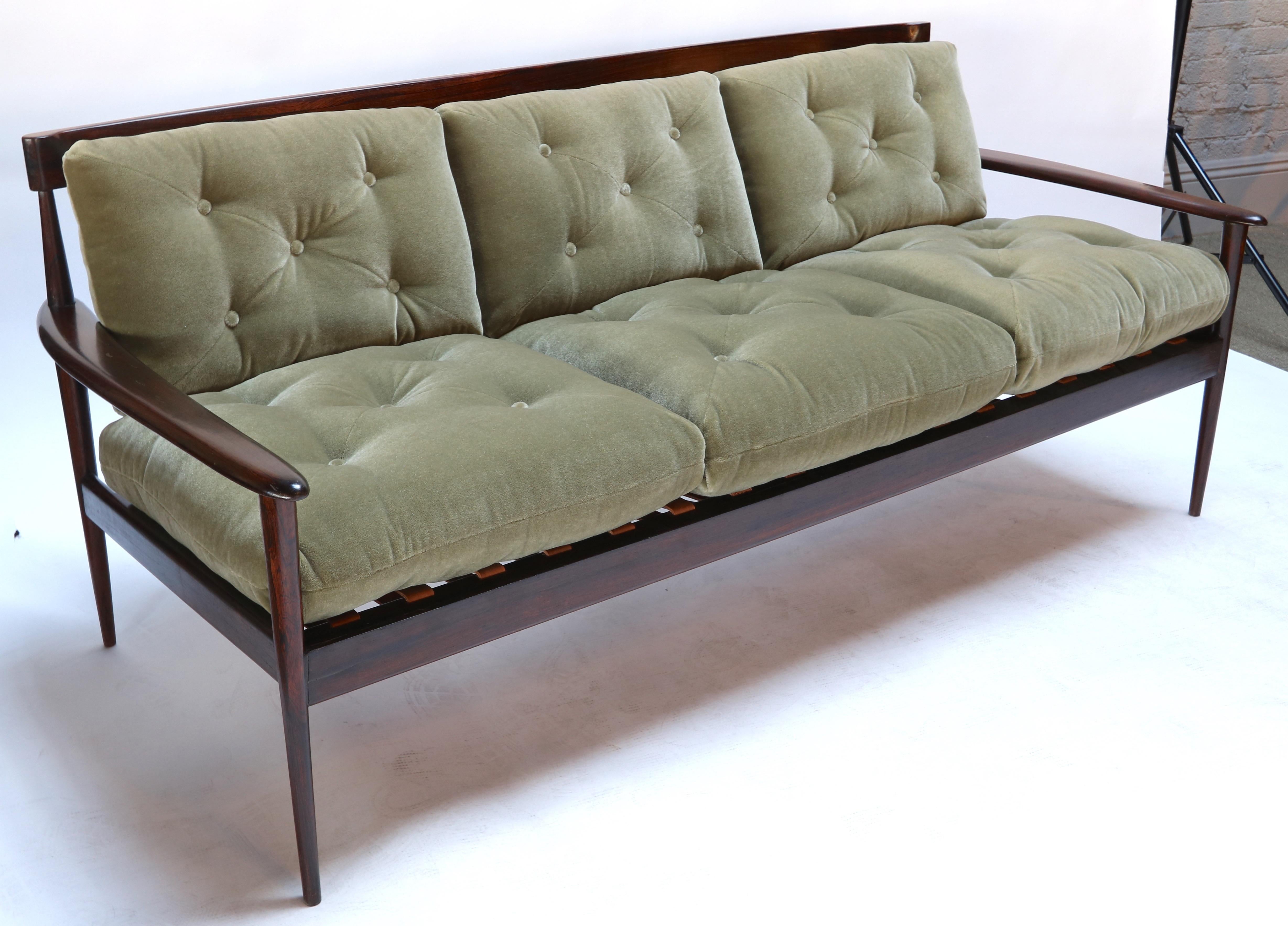 Rino Levi 1960er Jahre brasilianisches Jacaranda-Holz-Sofa aus grünem Mohair im Angebot 2