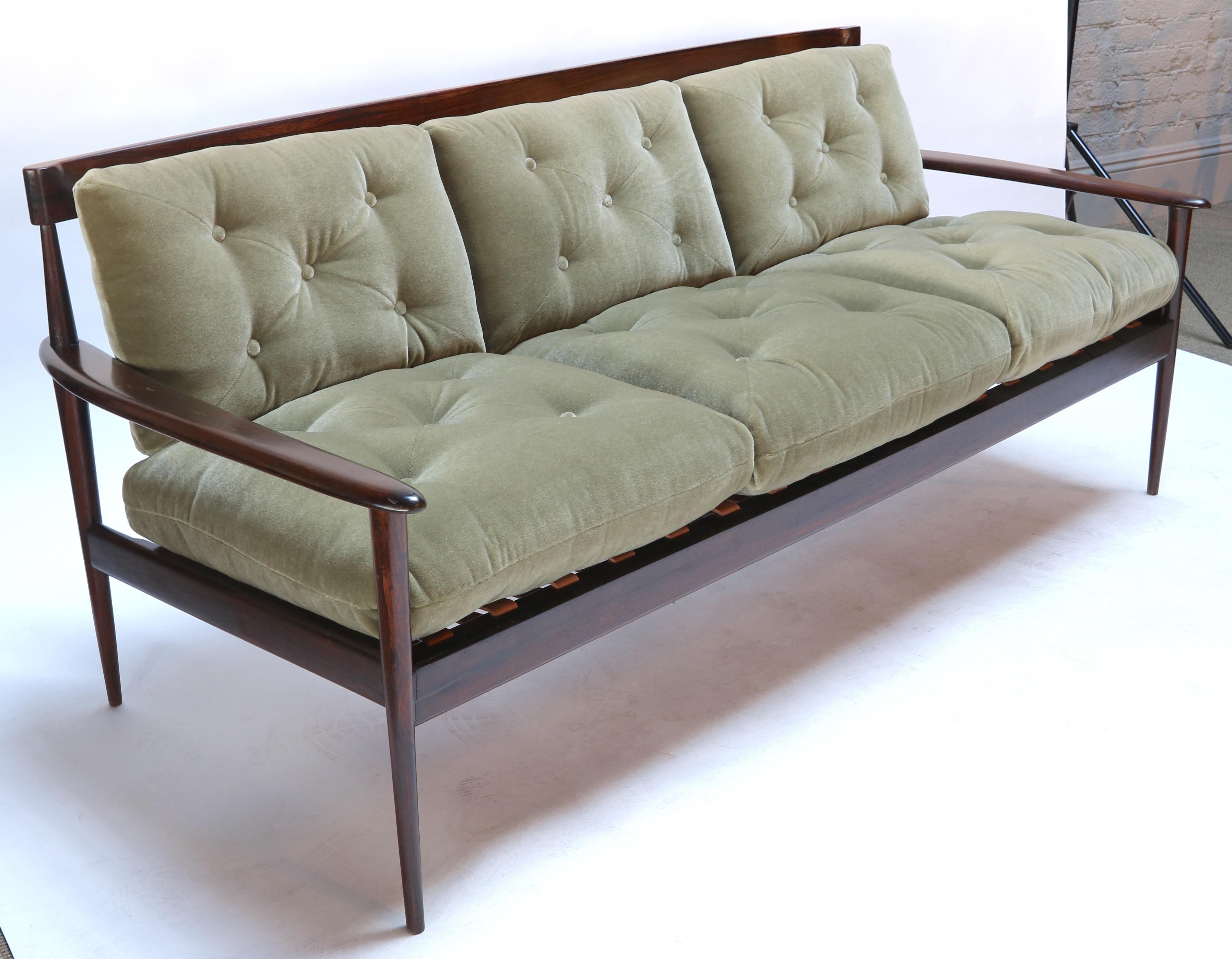 Rino Levi 1960s Brazilian Jacaranda Wood Sofa in Green Mohair For Sale 1