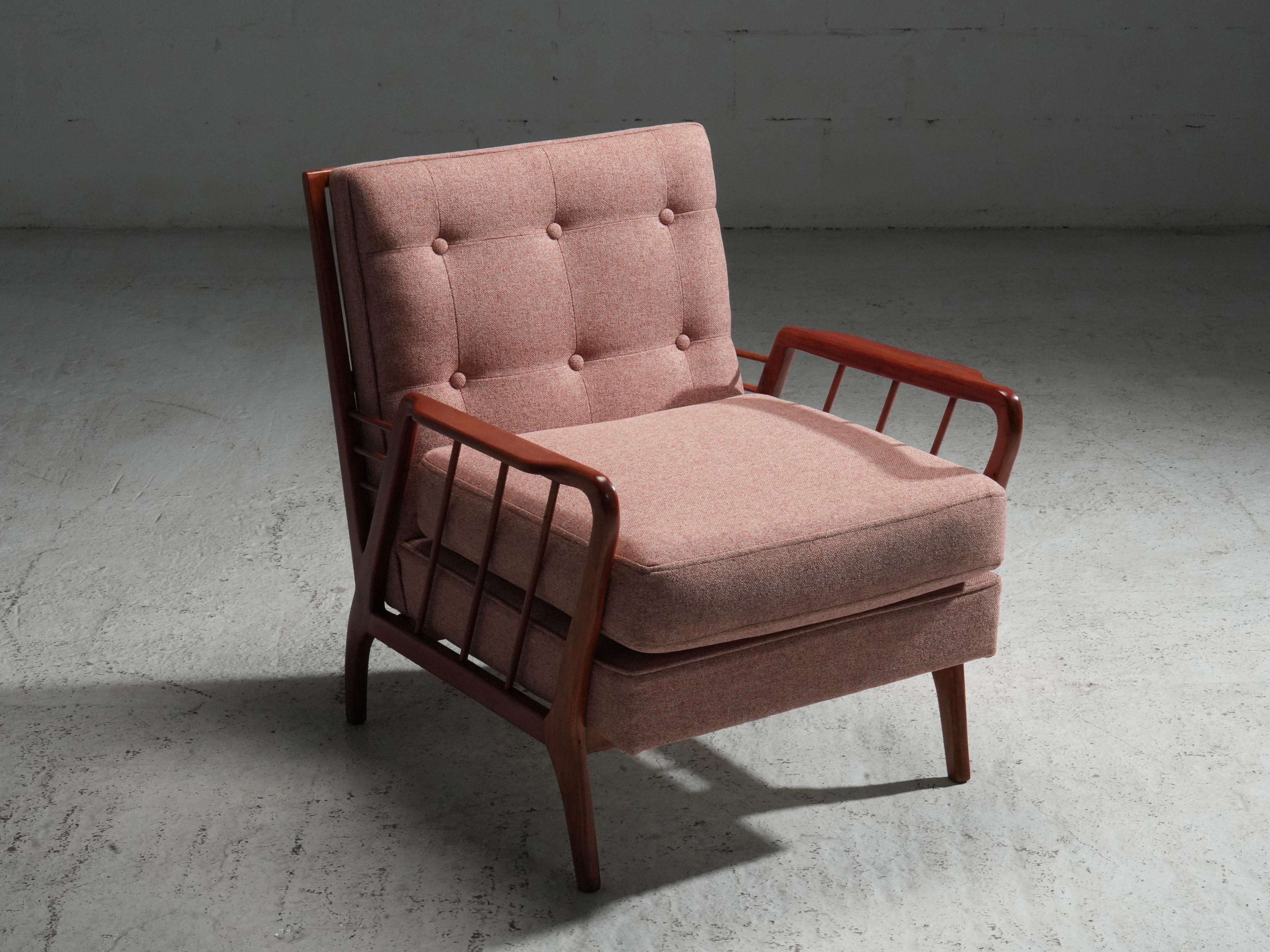 Lounge Chair in Peroba Wood and Fabric bij Rino Levi, Brazil, 1950's

The chair features a solid wooden frame with sculpted armrests and spindle details on the sides and back. The wood has a warm tone that contrasts elegantly with the reupholstered