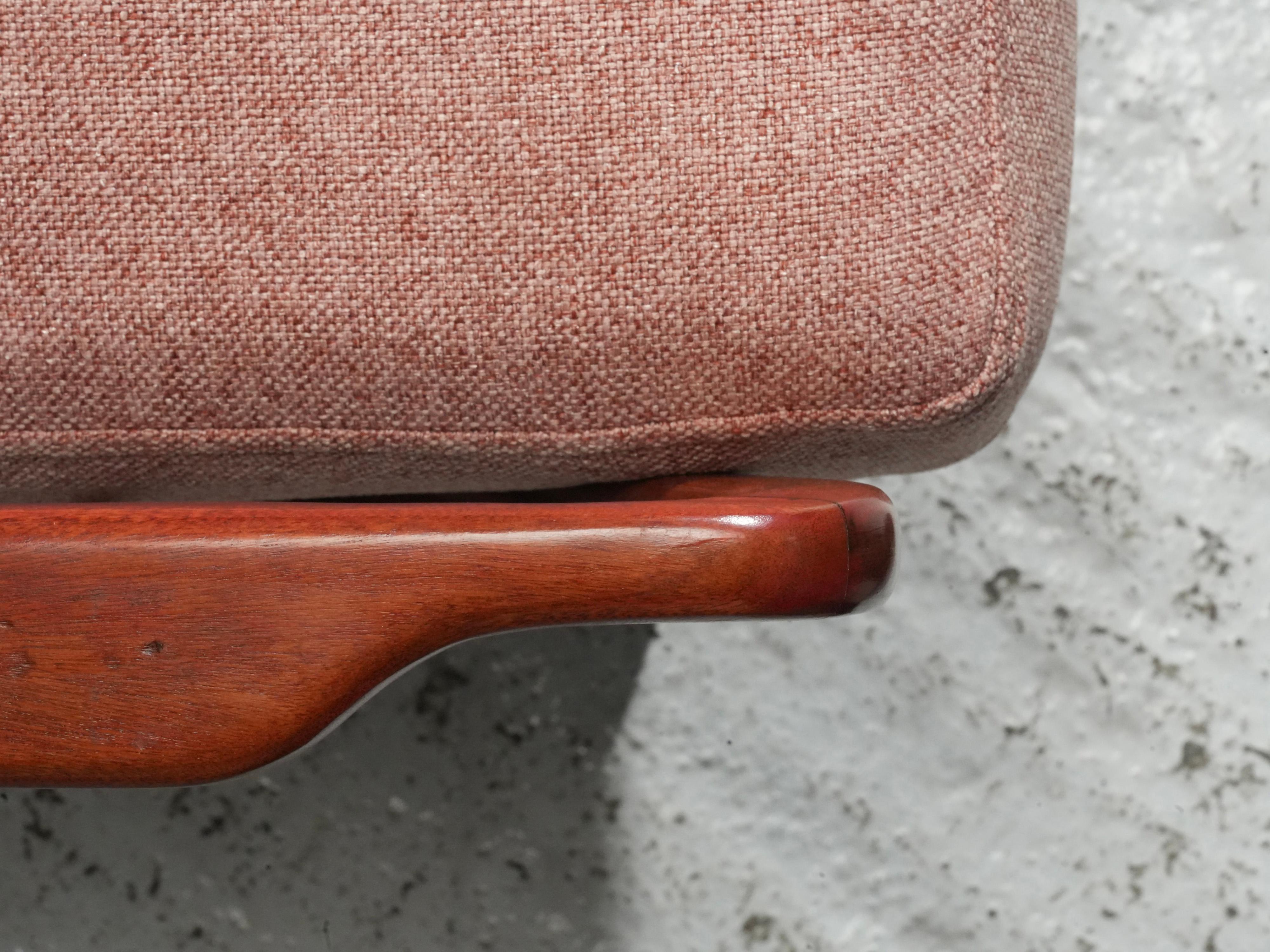 Rino Levi Lounge Chair in Peroba wood and Fabric, Brazil, 1950's In Excellent Condition For Sale In Uithoorn, NL